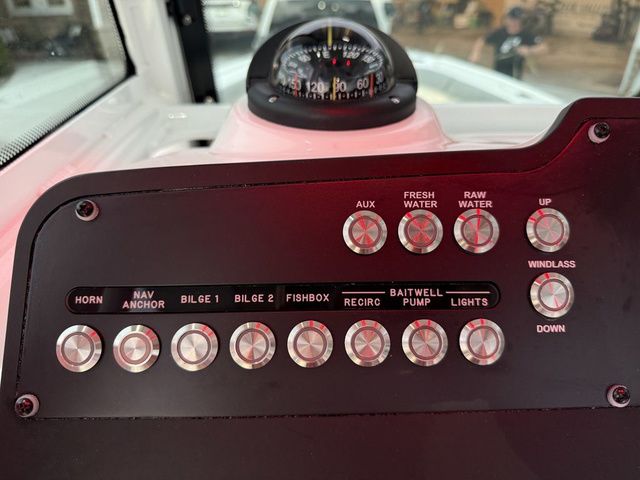 2026 Everglades 253 Center Console - 21