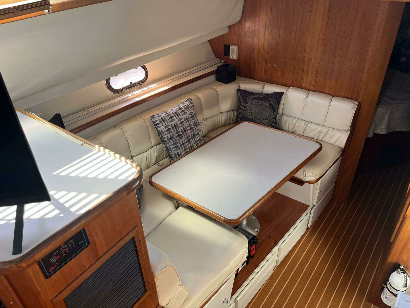 1995 Carver 440 Aft Cabin - Image 24