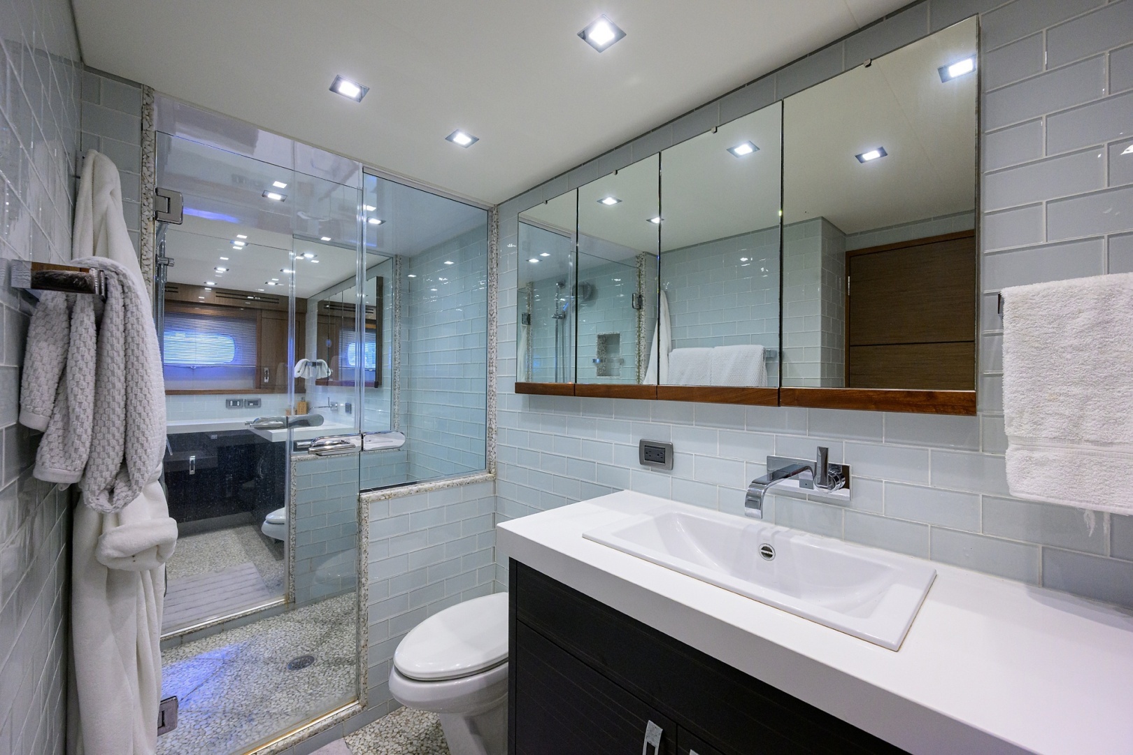 2013 Hatteras 80 Motor Yacht - Image 26