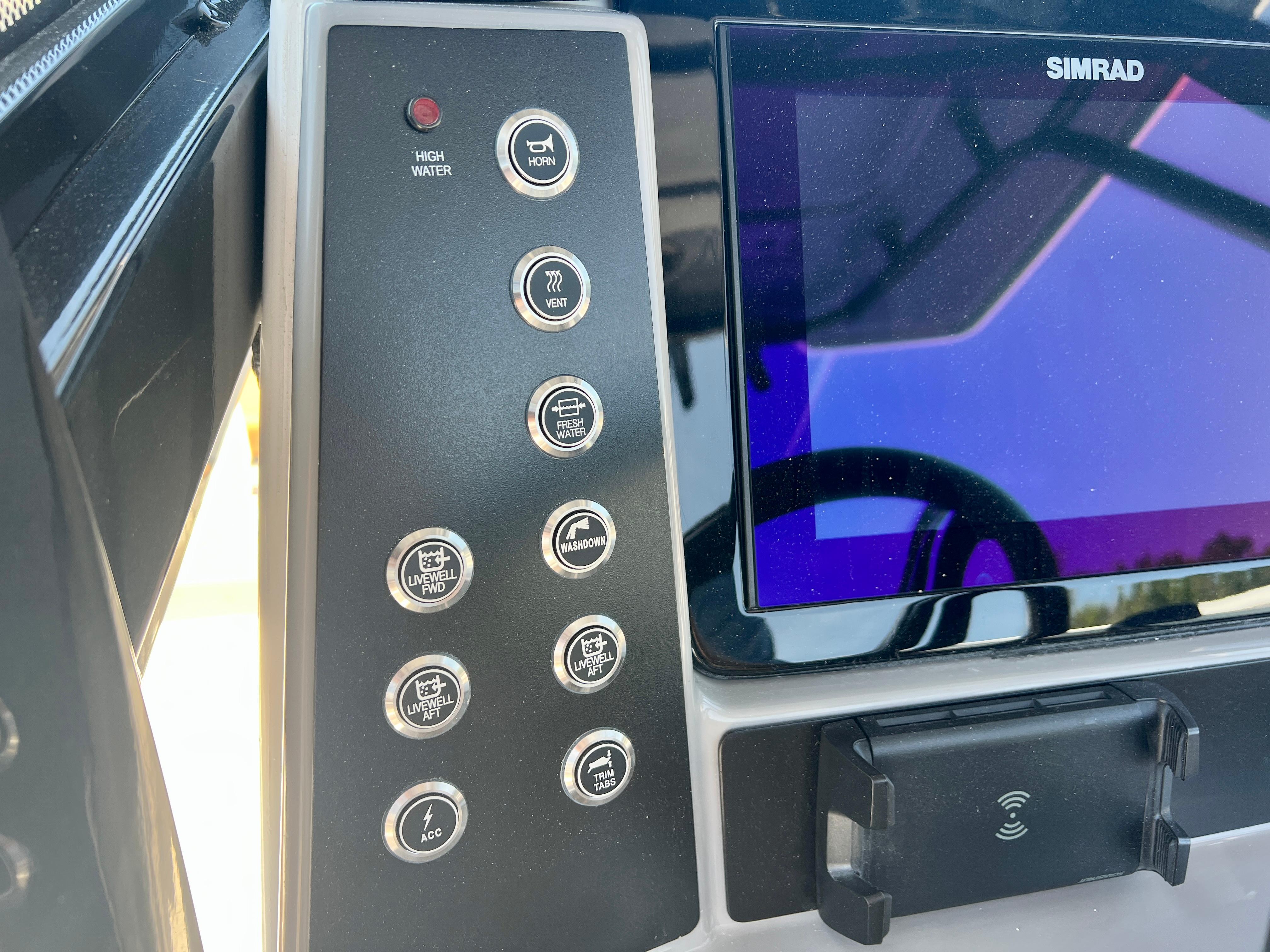 Control panel of Robalo 266 Cayman 2025 with Simrad display.