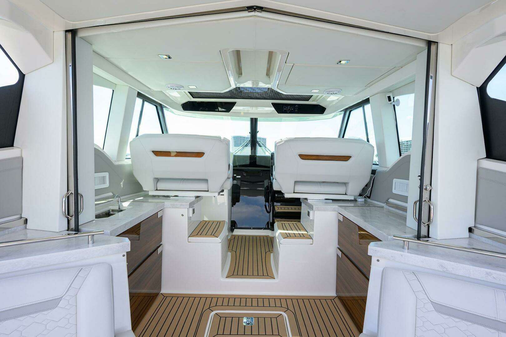 2022 Tiara Yachts 43 LE - Image 2