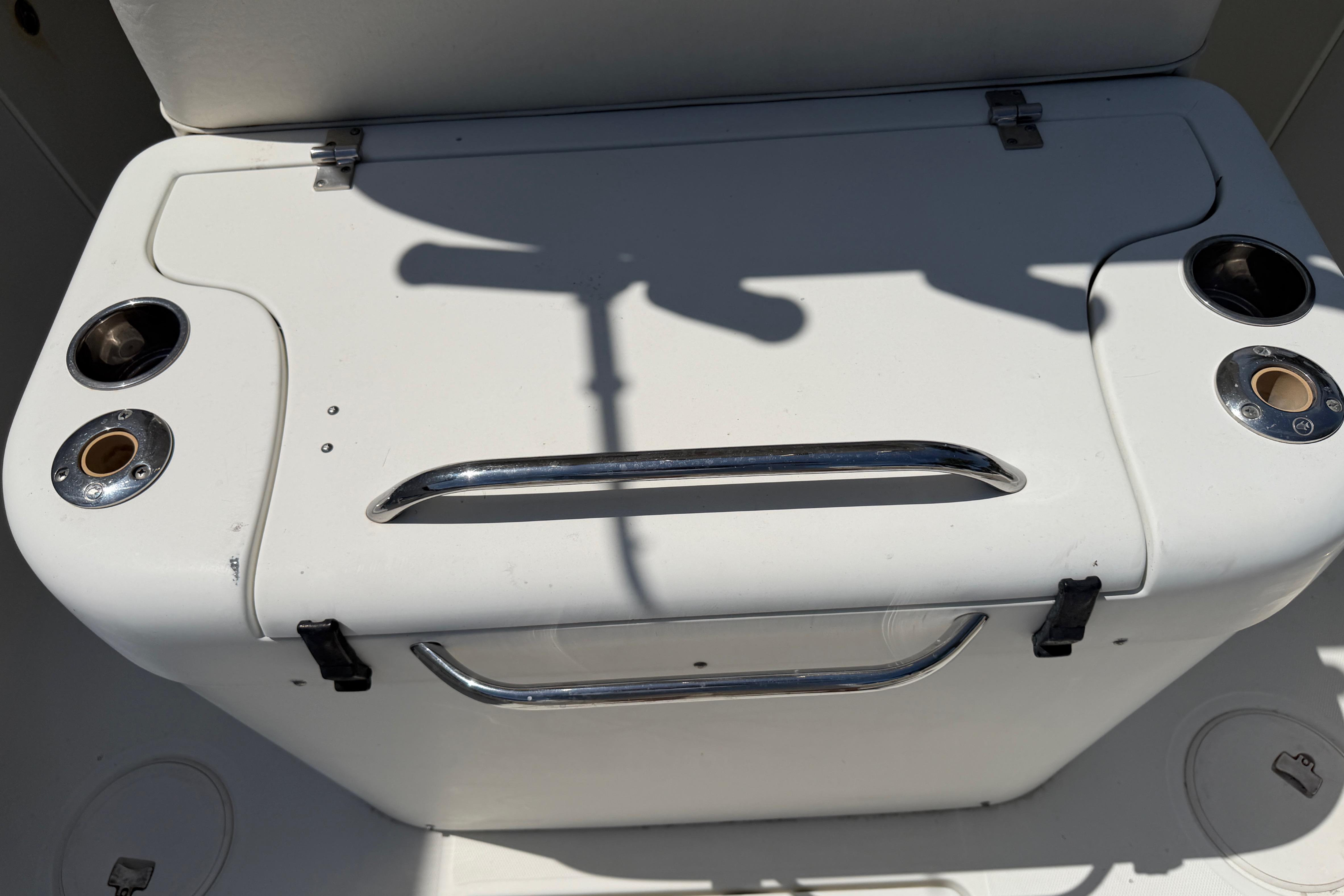 2008 Hydra-Sports Vector 2900 CC boat cooler with cup holders and metal handle.
