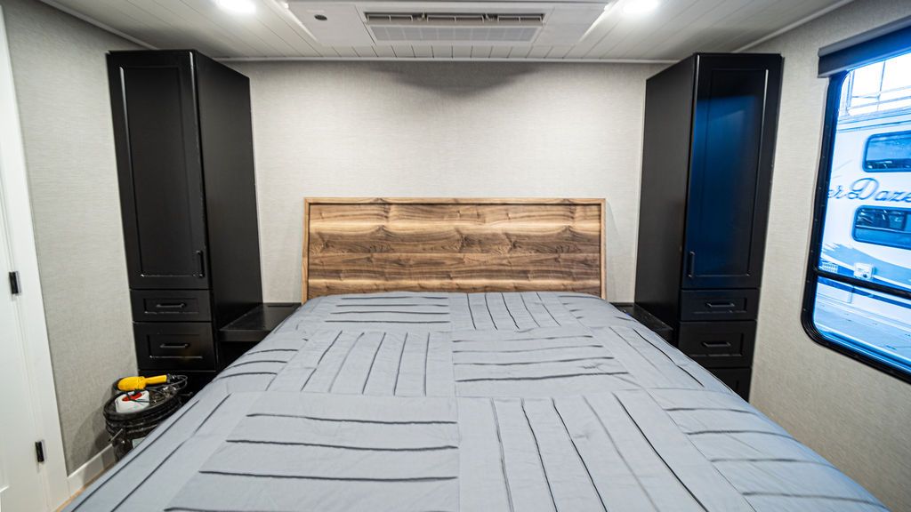 Bedroom in Sumerset Widebody houseboat, 1999 model.