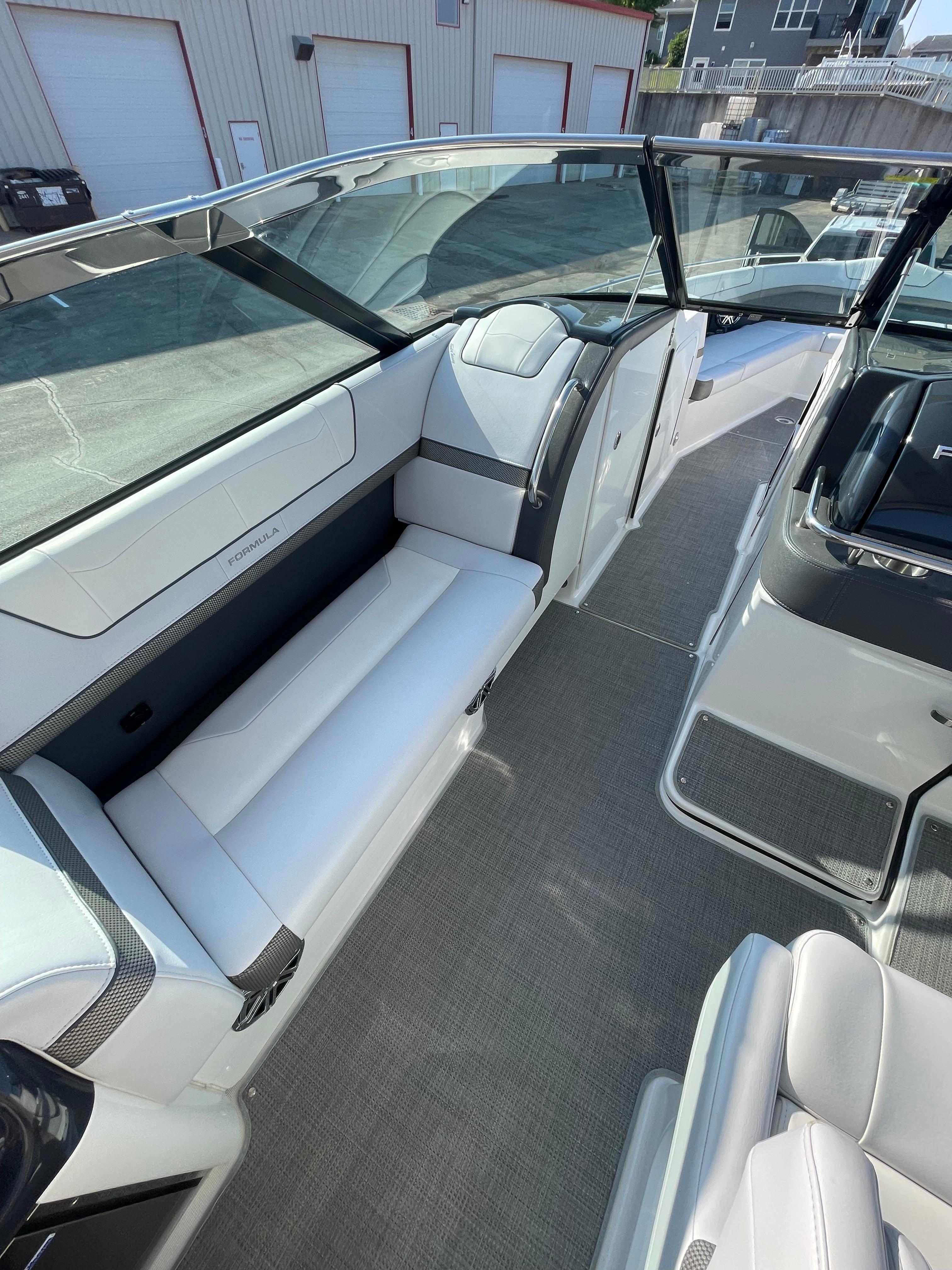 2019 Formula 350 Crossover Bowrider - 19