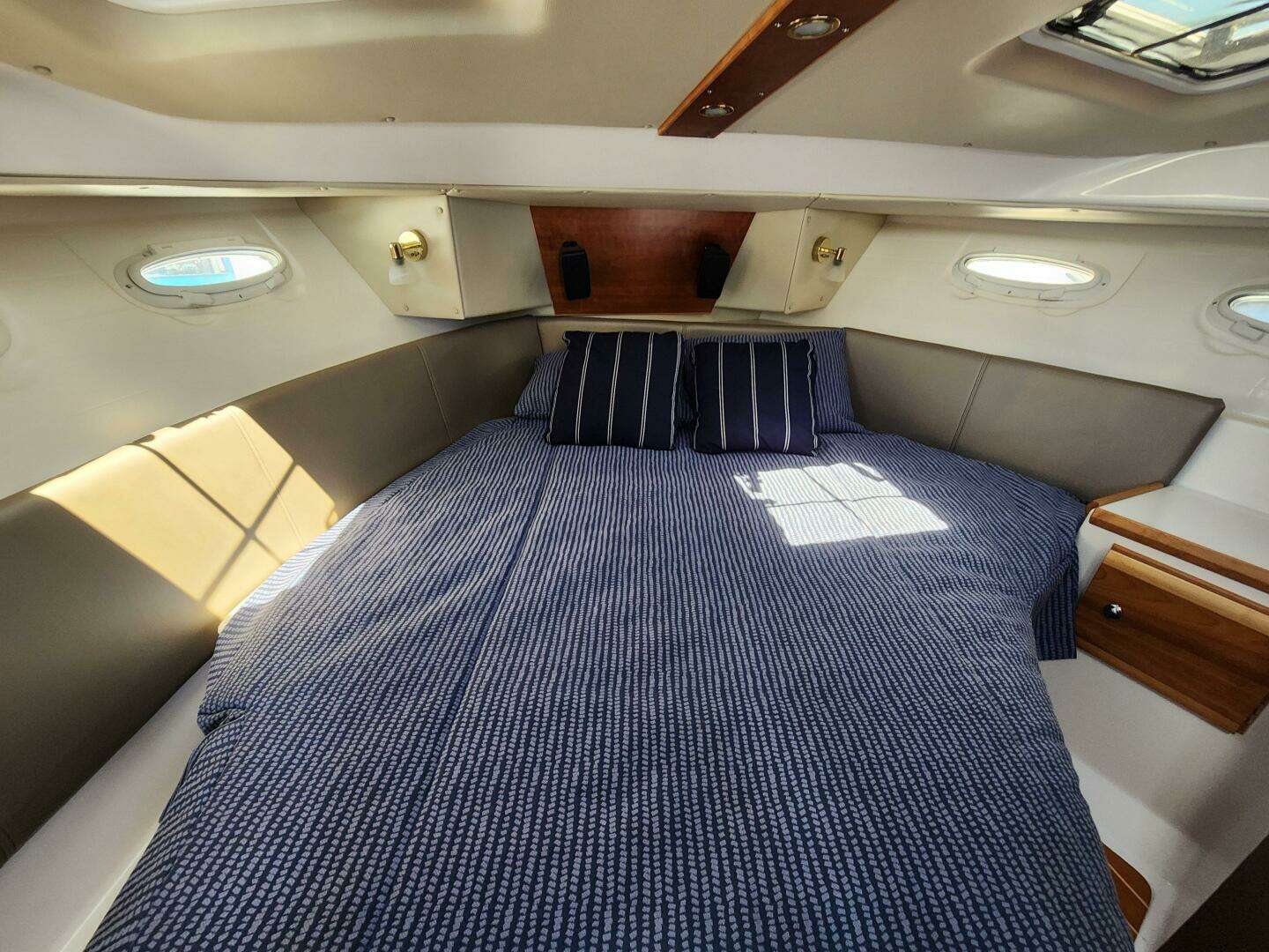 2020 Cutwater C-32 CB - Image 16