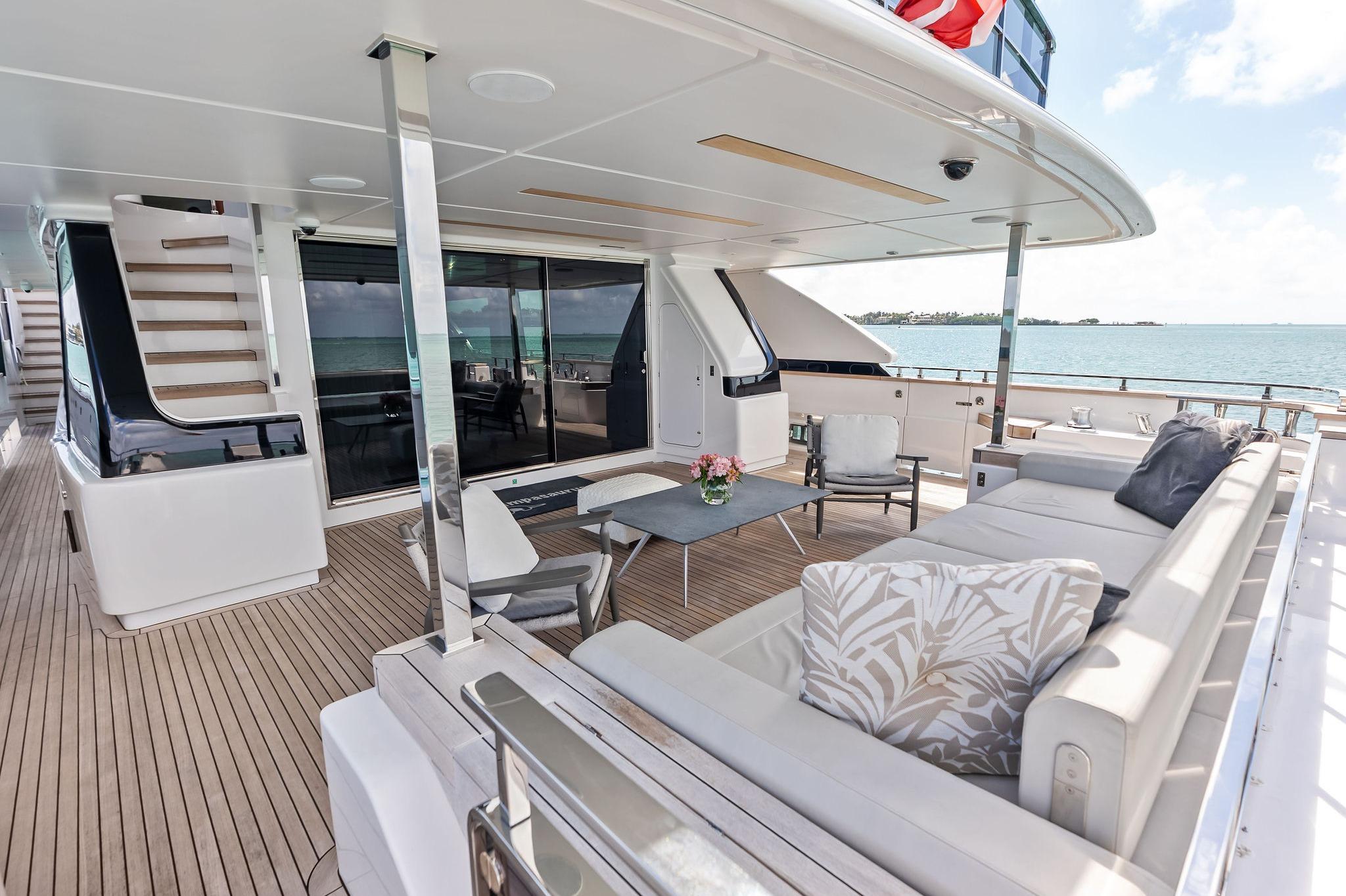 2023 Custom Line Navetta 33 - 37