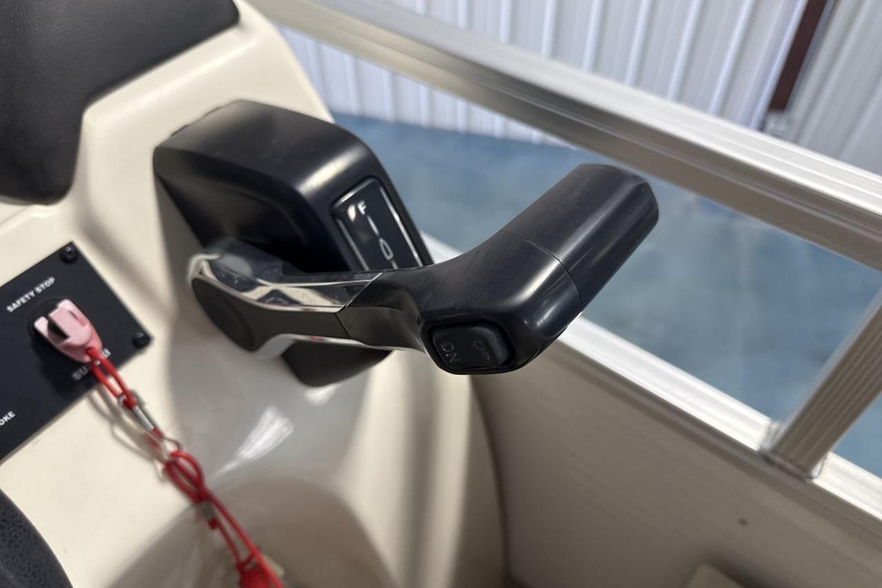 Throttle control of 2018 Landau Alure 212 Fish boat, featuring safety stop switch.