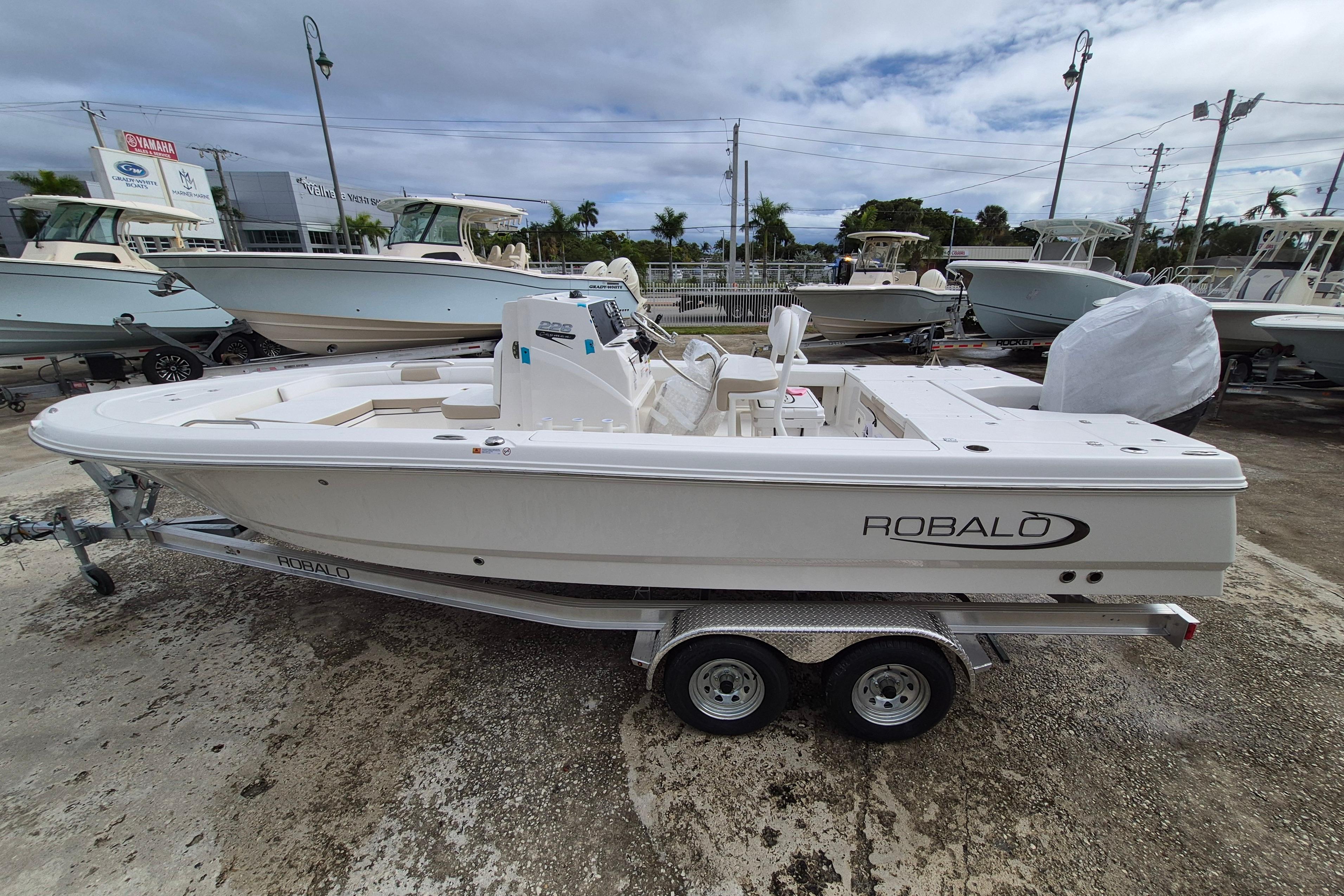 2026 Robalo 226 Cayman