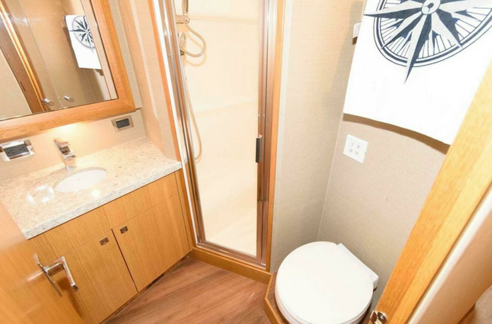 2015 Hatteras Express Sportfish - Image 10
