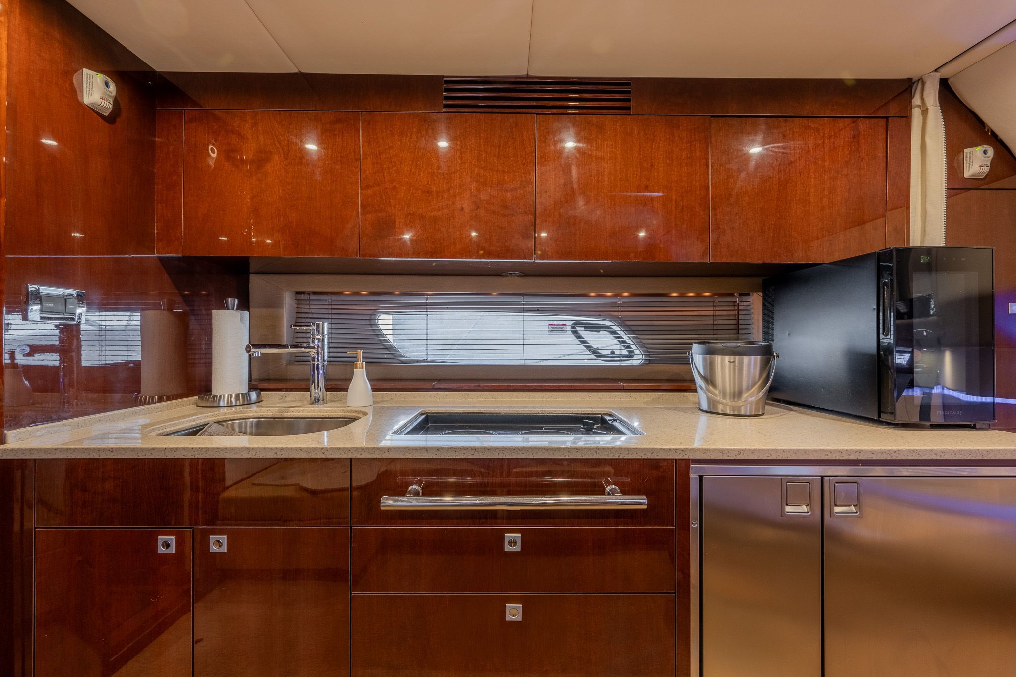 2010 Sea Ray 450 Sundancer - 32
