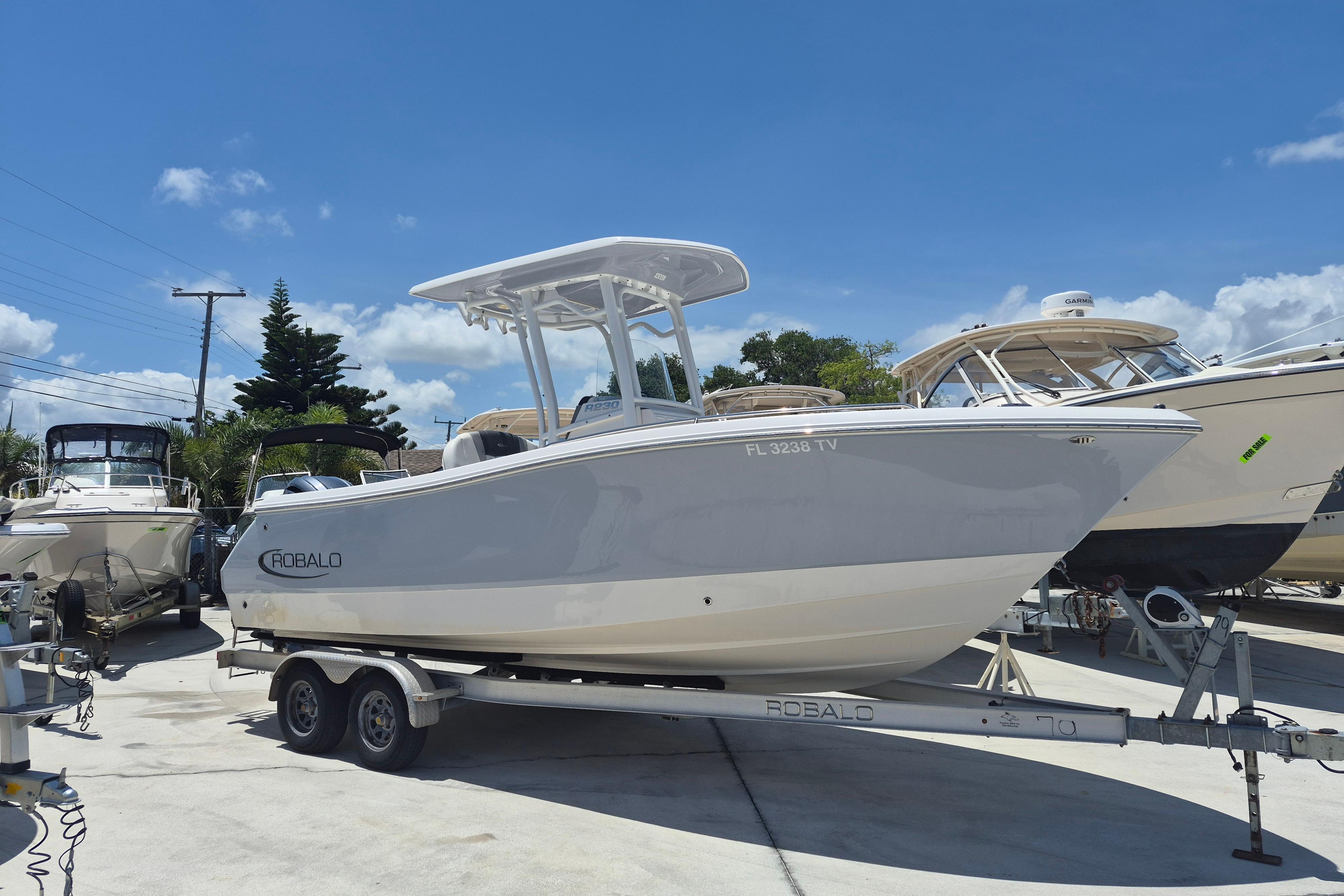 2023 Robalo R230 Center Console