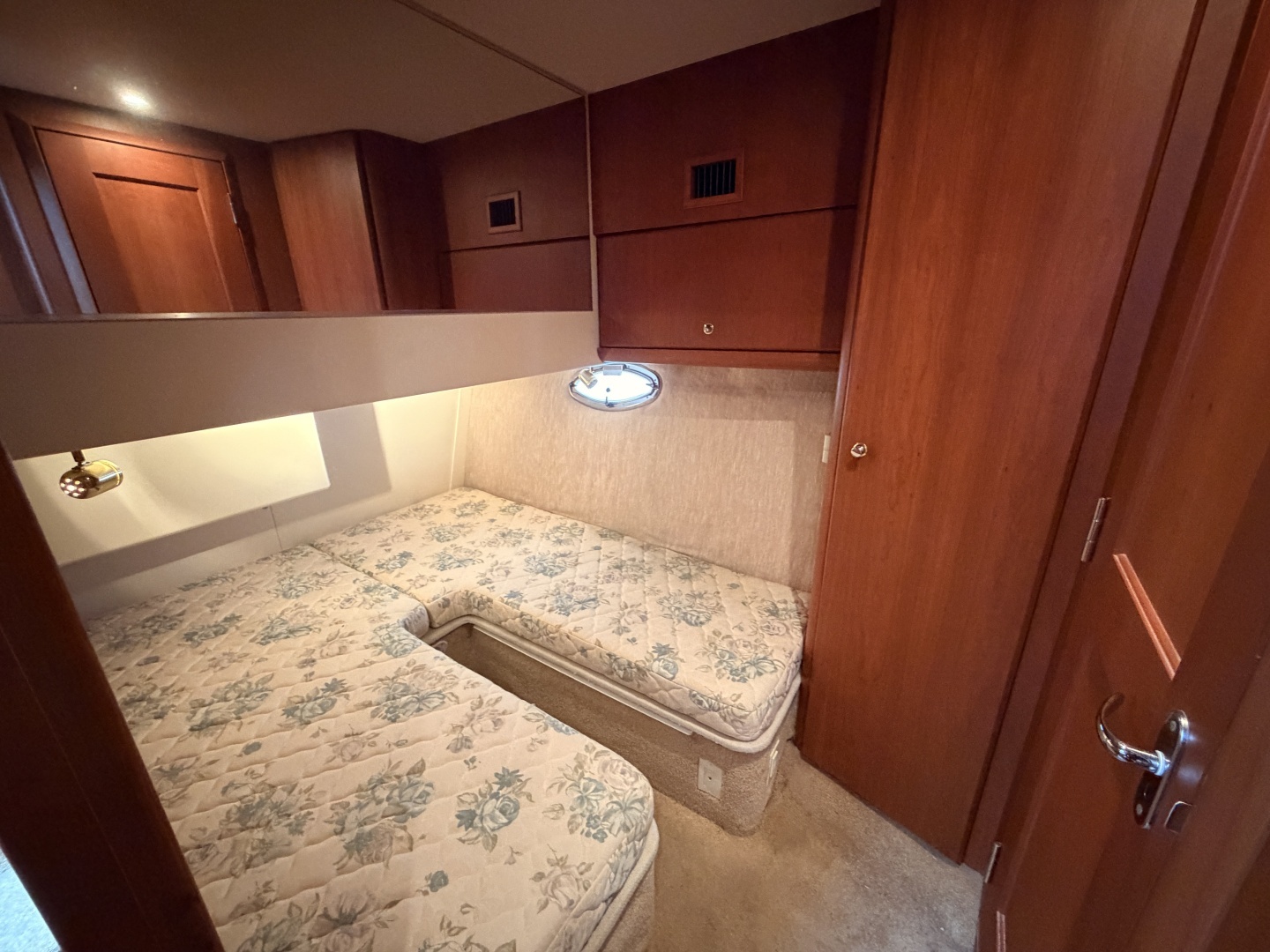 2006 Silverton 38 Convertible - Image 22