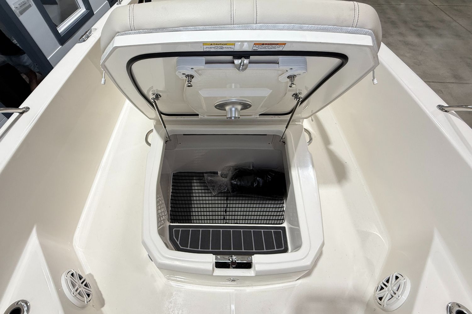 2026 Boston Whaler 250 Dauntless - 21