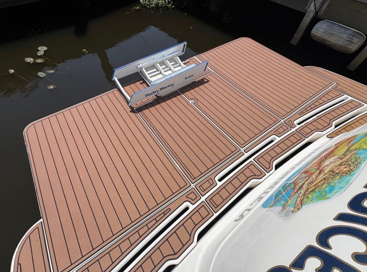 Meridian 411 Sedan 2007 with wood deck and Hurley Marine accessory.