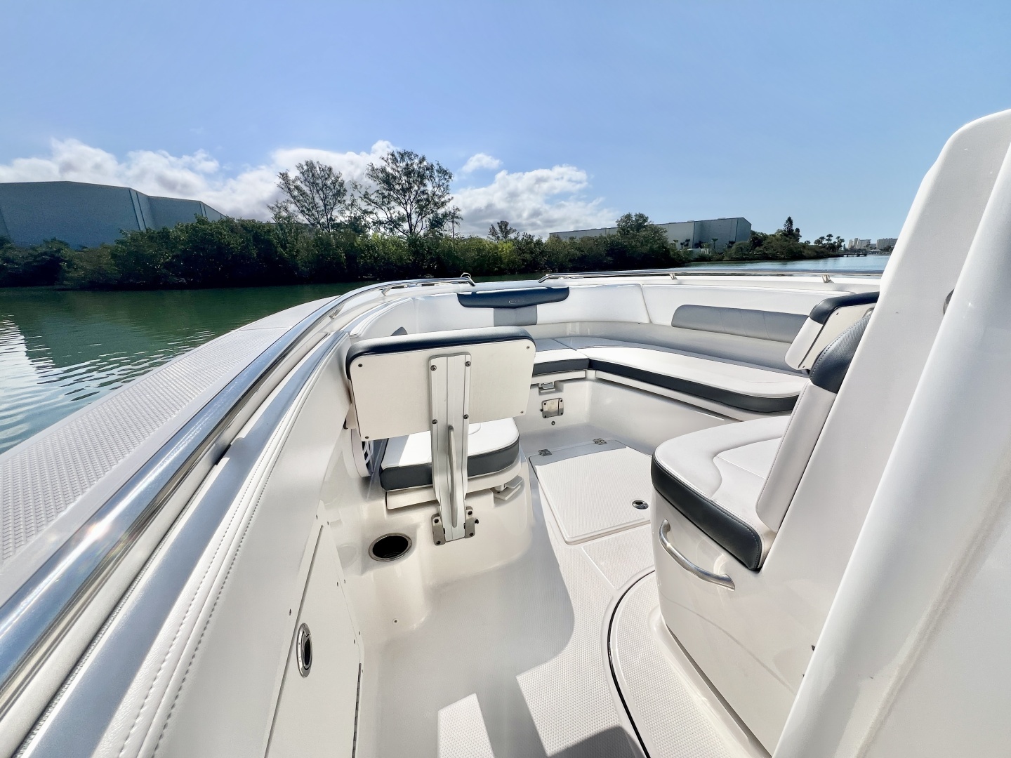 2021 Robalo R242 Explorer - Image 21