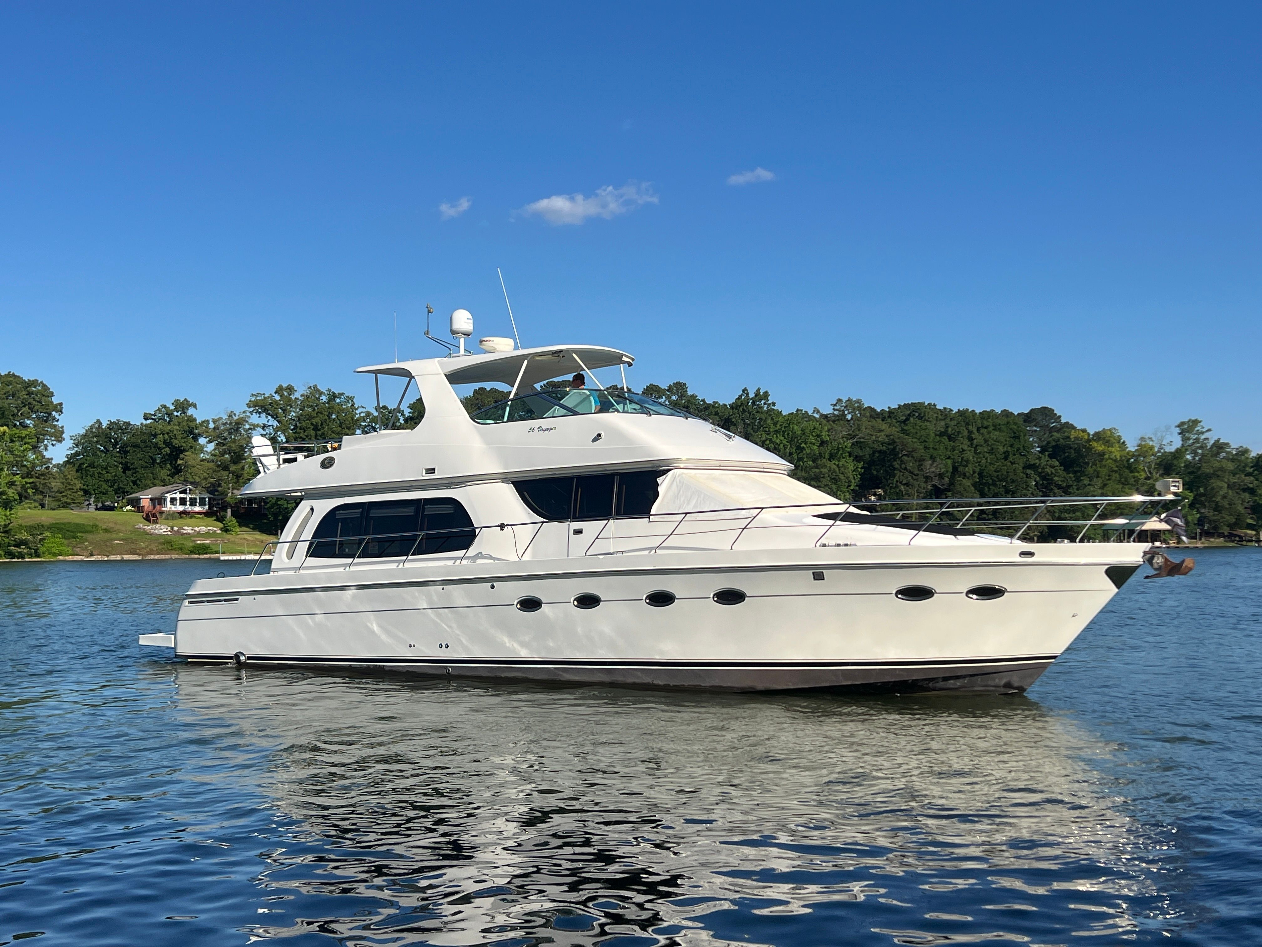 2005 Carver 560 Voyager Sky on calm water.
