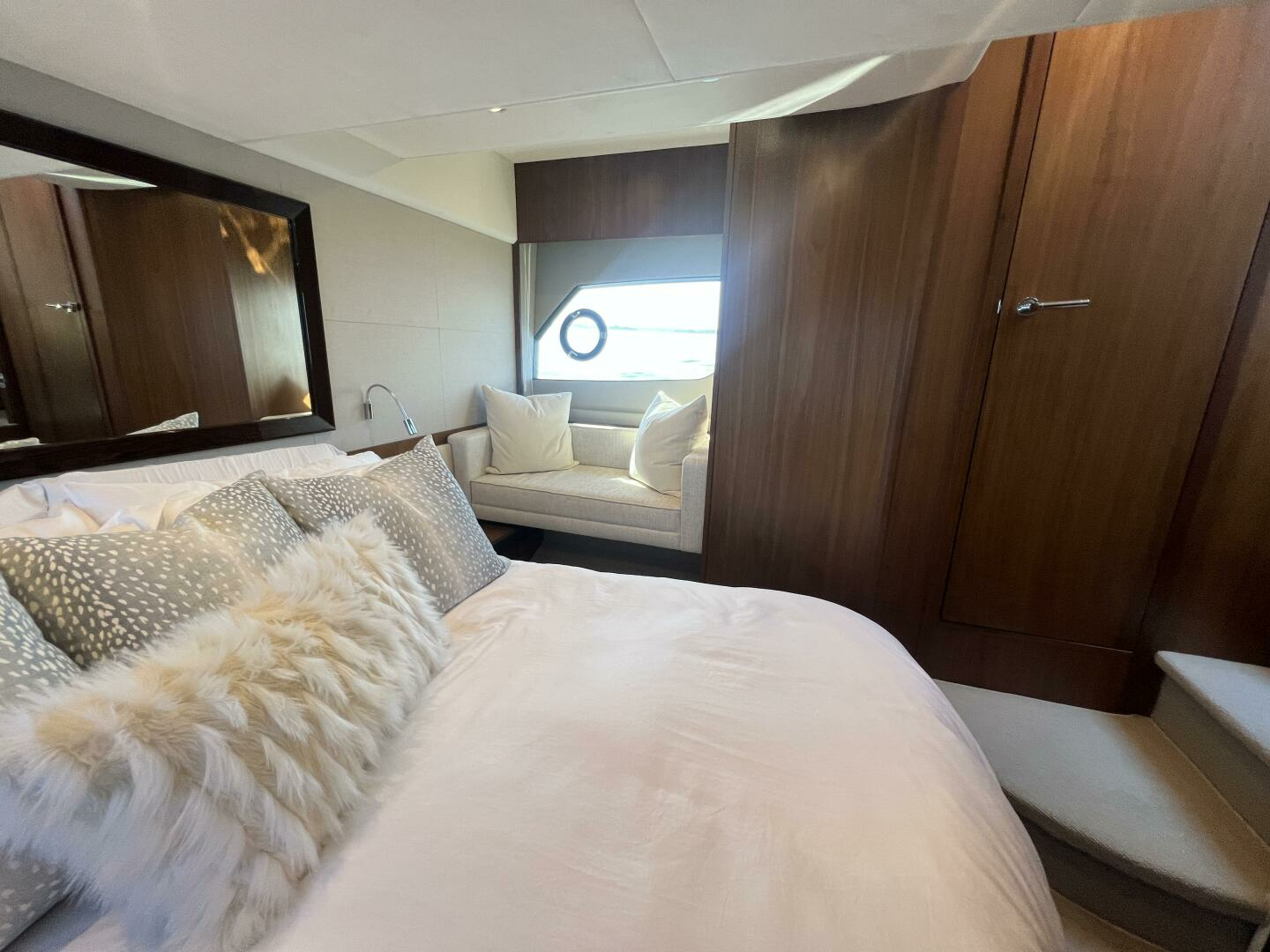 2015 Princess V52 - Image 25