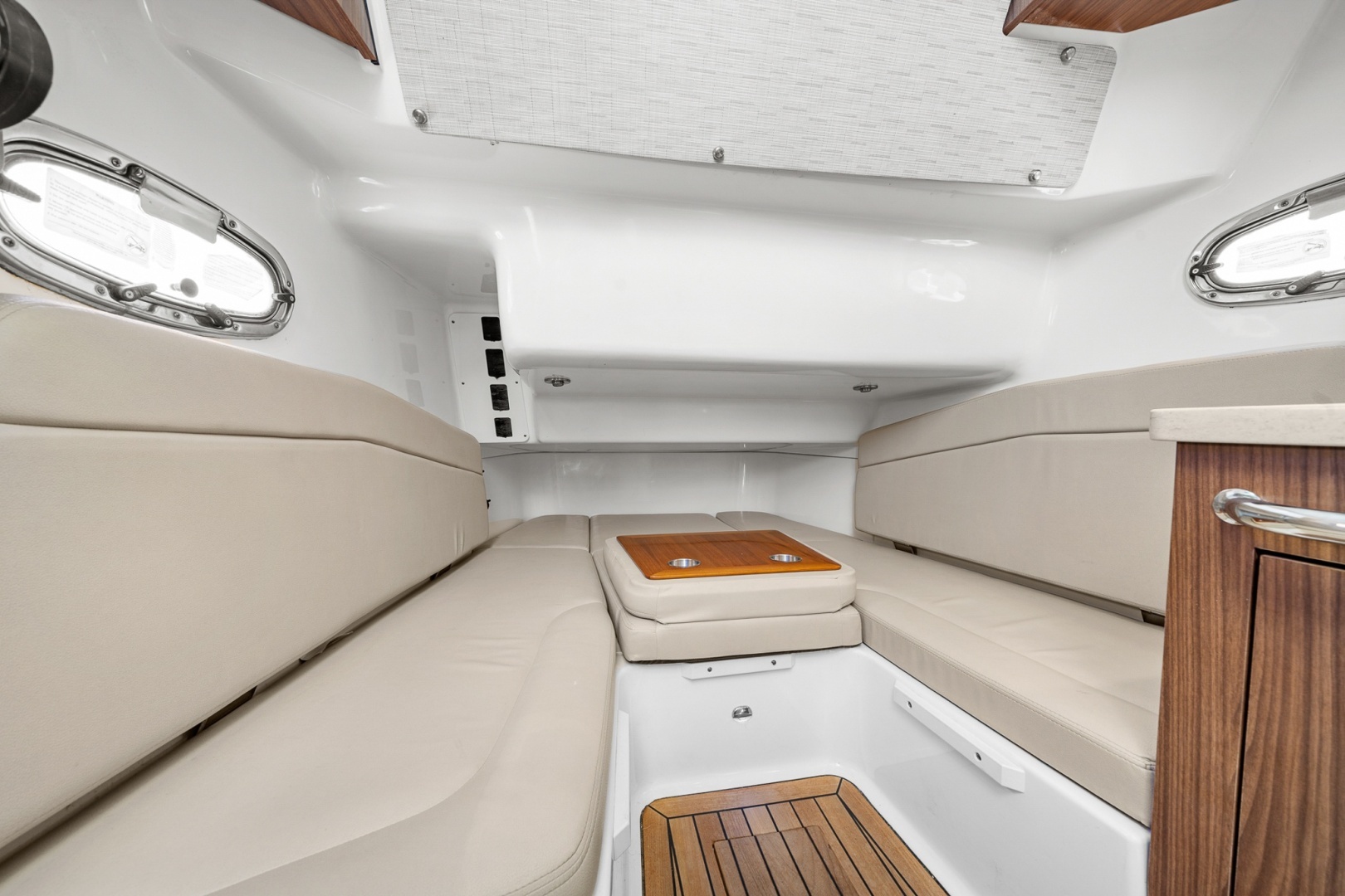 2018 Boston Whaler 380 Outrage - Image 19
