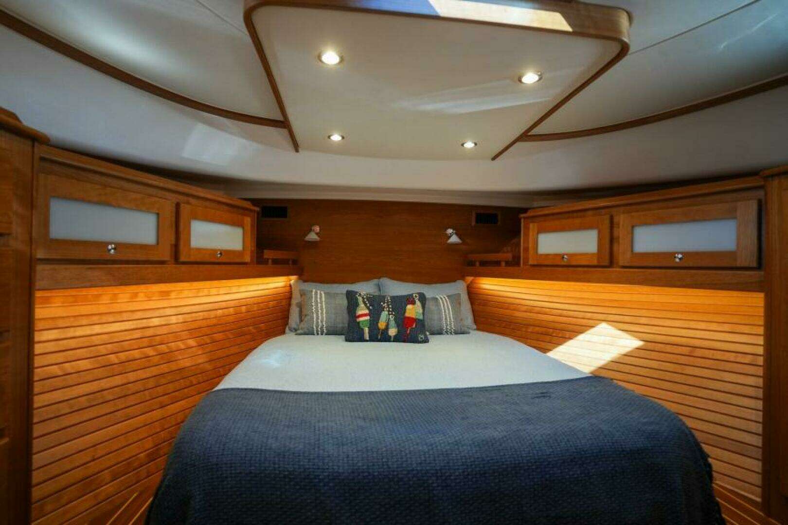 2027 Sabre 51 Salon Express - Image 31