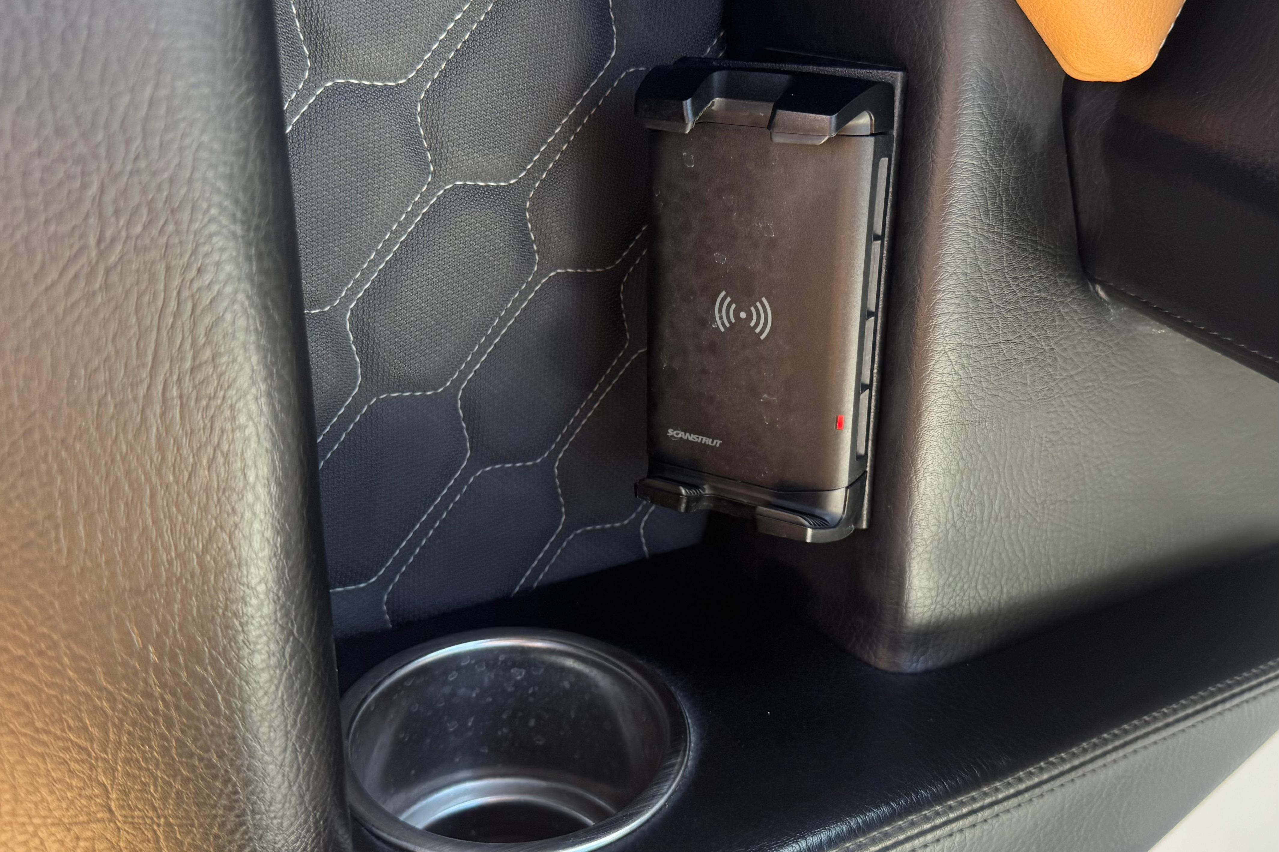 2022 Four Winns H4 interior with wireless charger and cup holder.