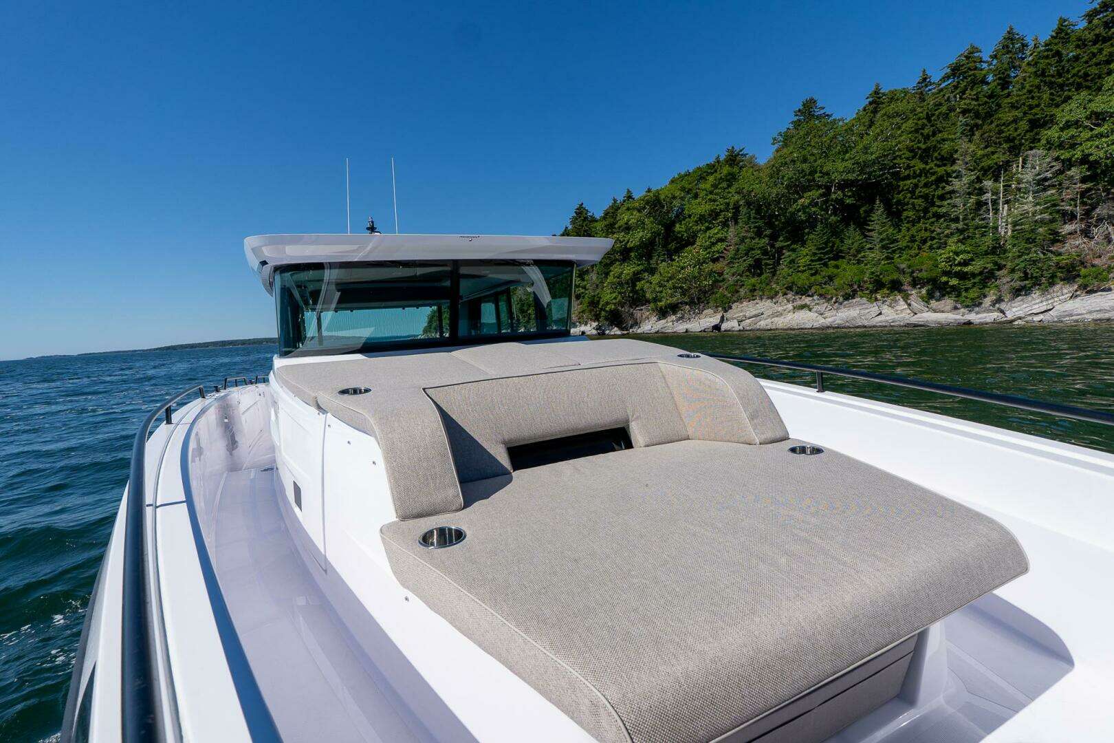 2025 Axopar Cross Cabin - Image 18
