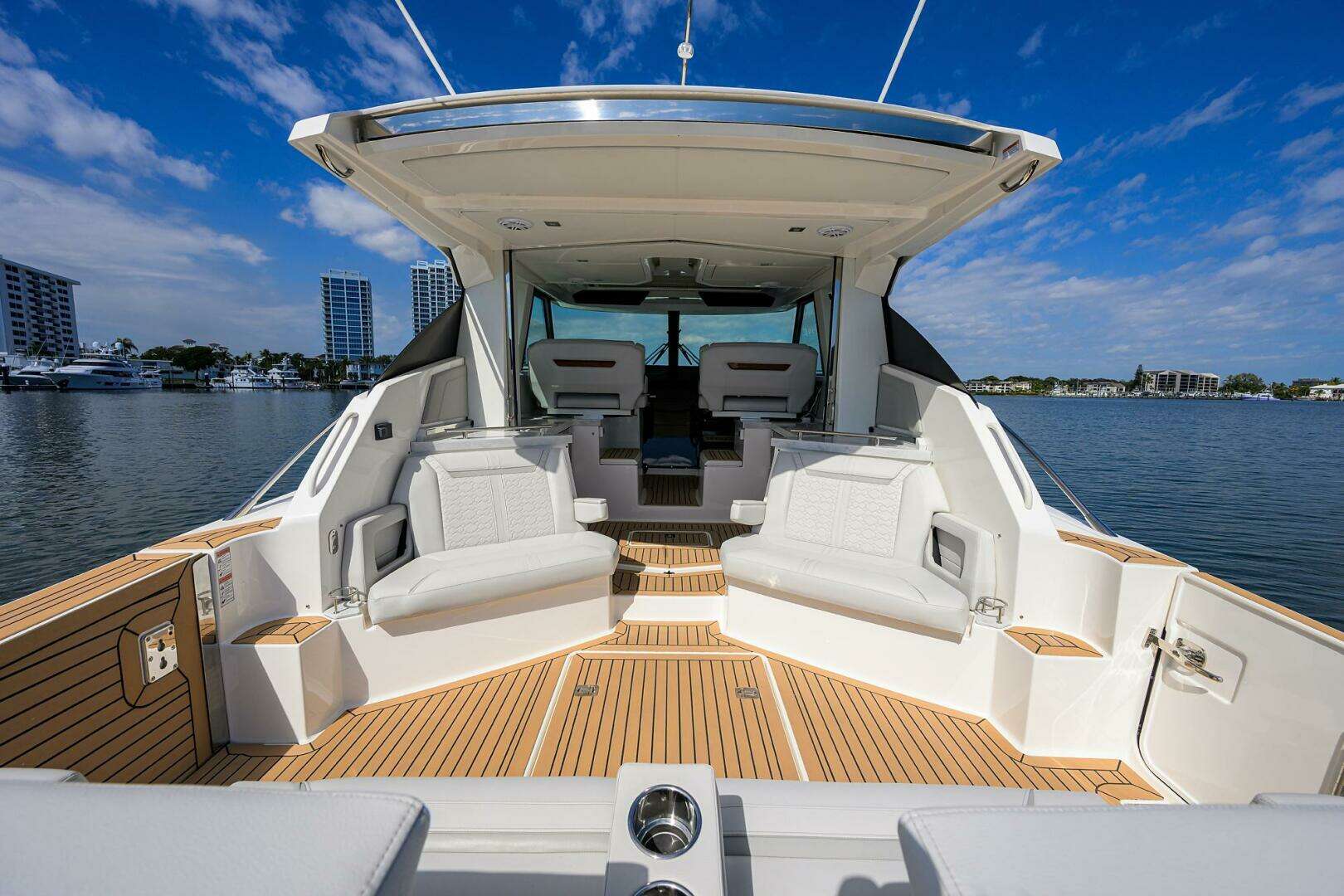 2022 Tiara Yachts 43 LE - Image 31