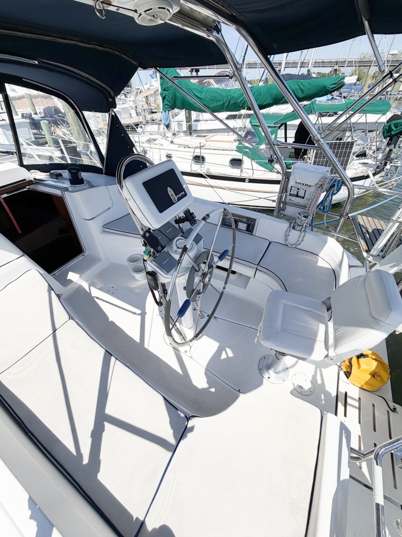 2005 Hunter 36 - Image 19