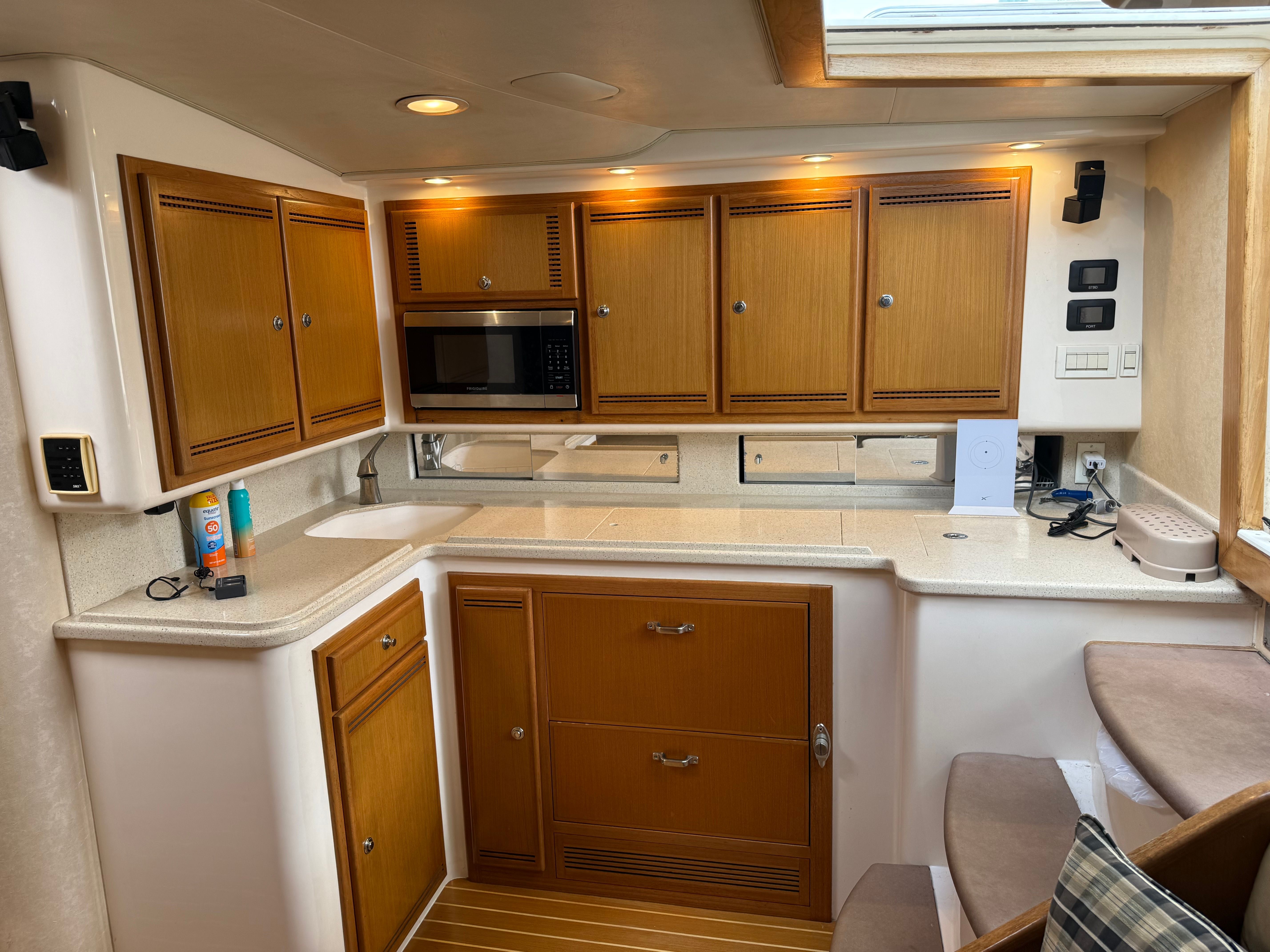 2007 Cabo 45 Express - 10