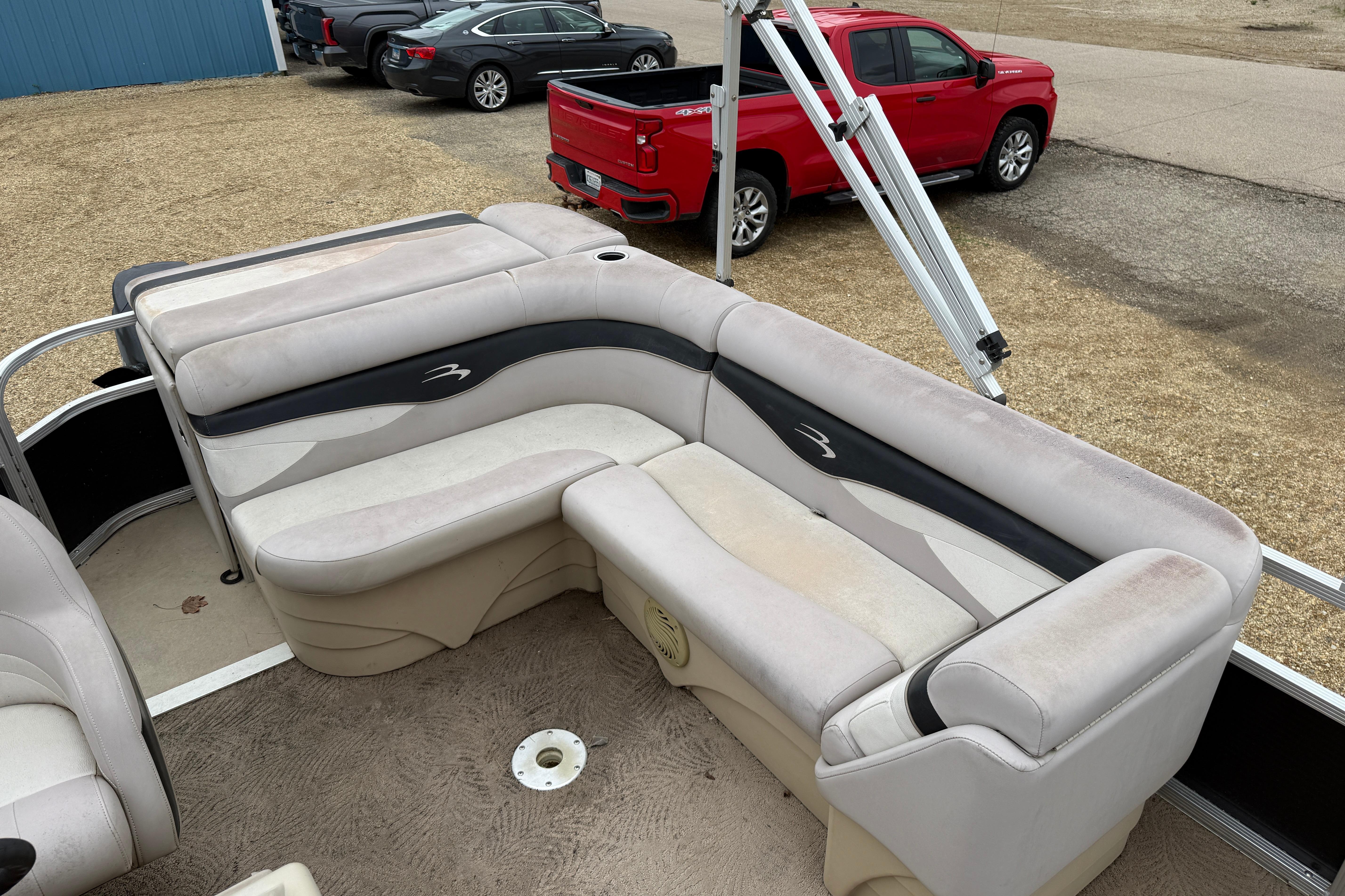 2010 Bennington 20SLi pontoon boat with spacious seating and modern design.