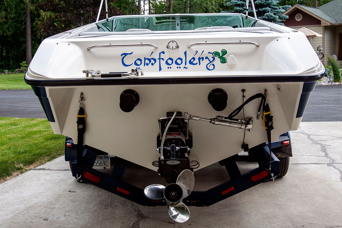 Rear view of a 1995 Mirage Trovare 275 boat.