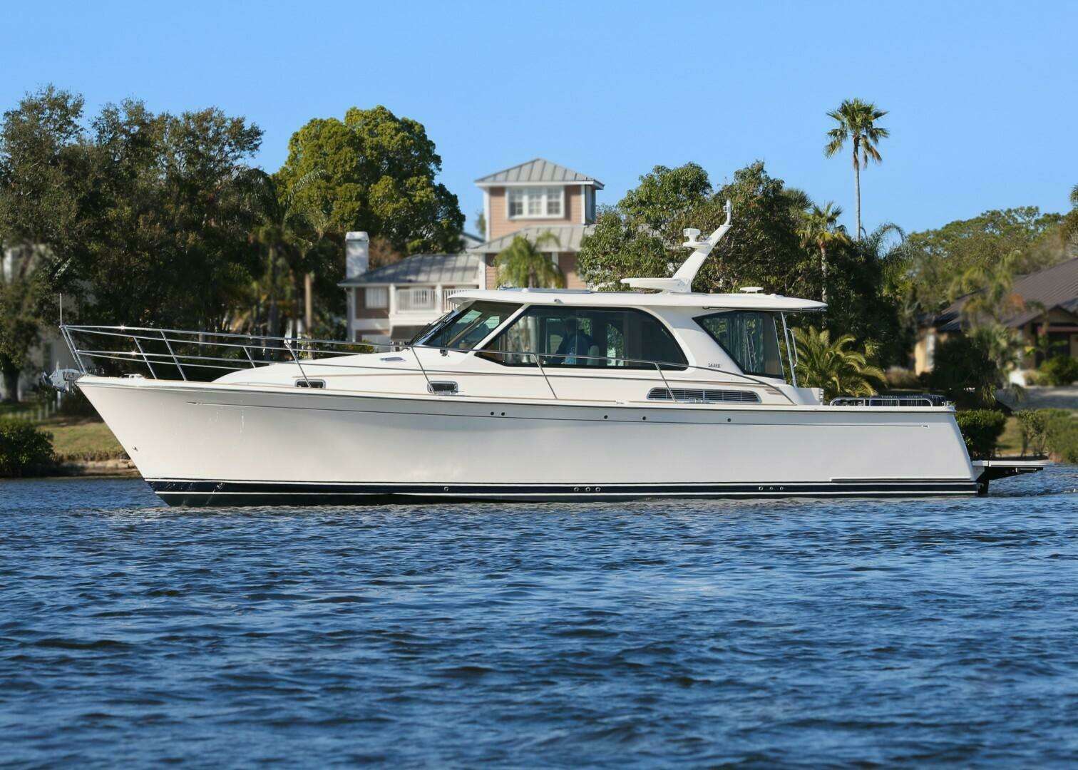 2027 Sabre 43 Salon Express - Image 2