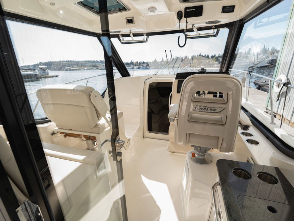 2020 Boston Whaler 325 CONQUEST PH - 13