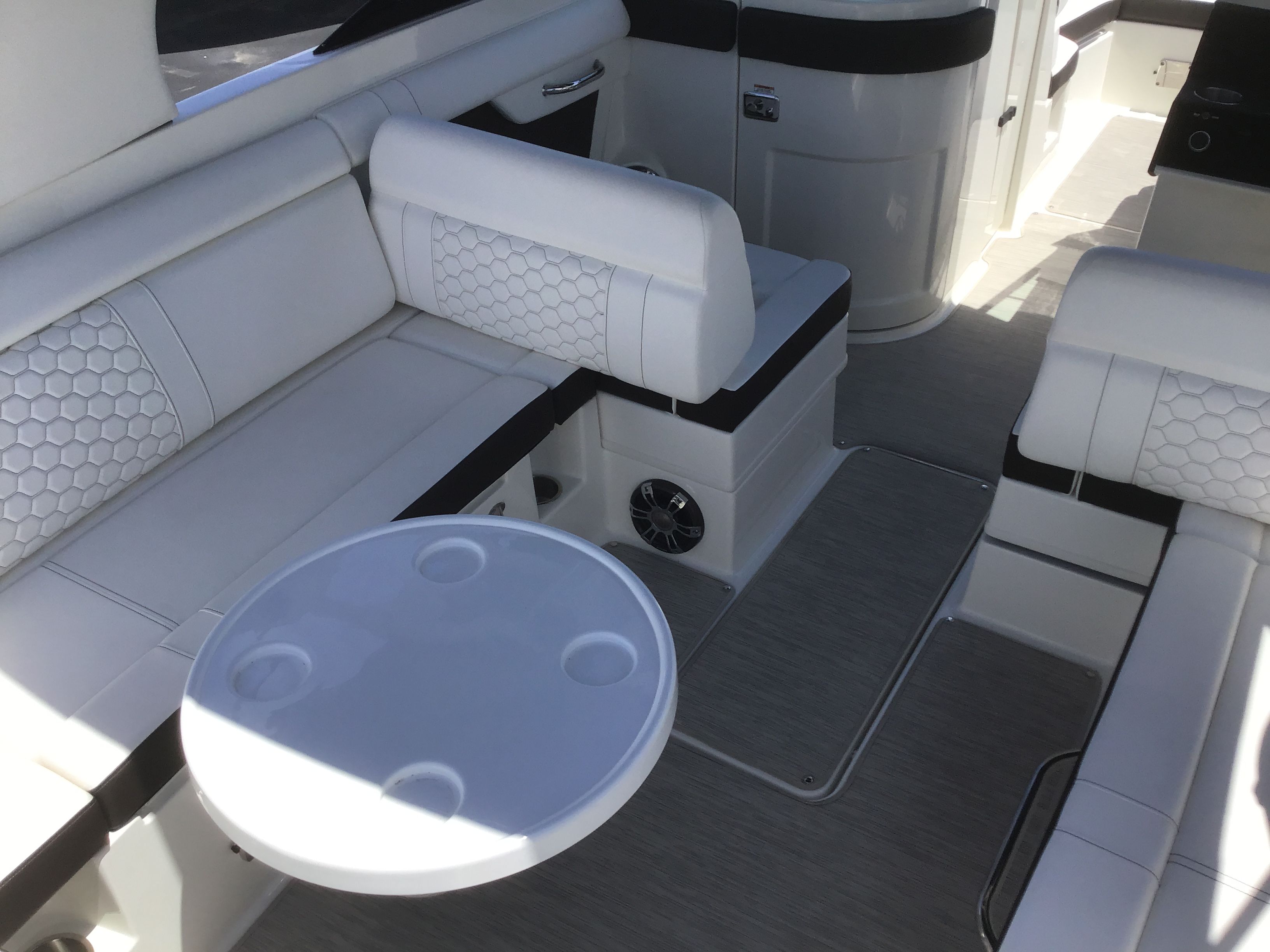 2019 Sea Ray SDX 270 Outboard - 10