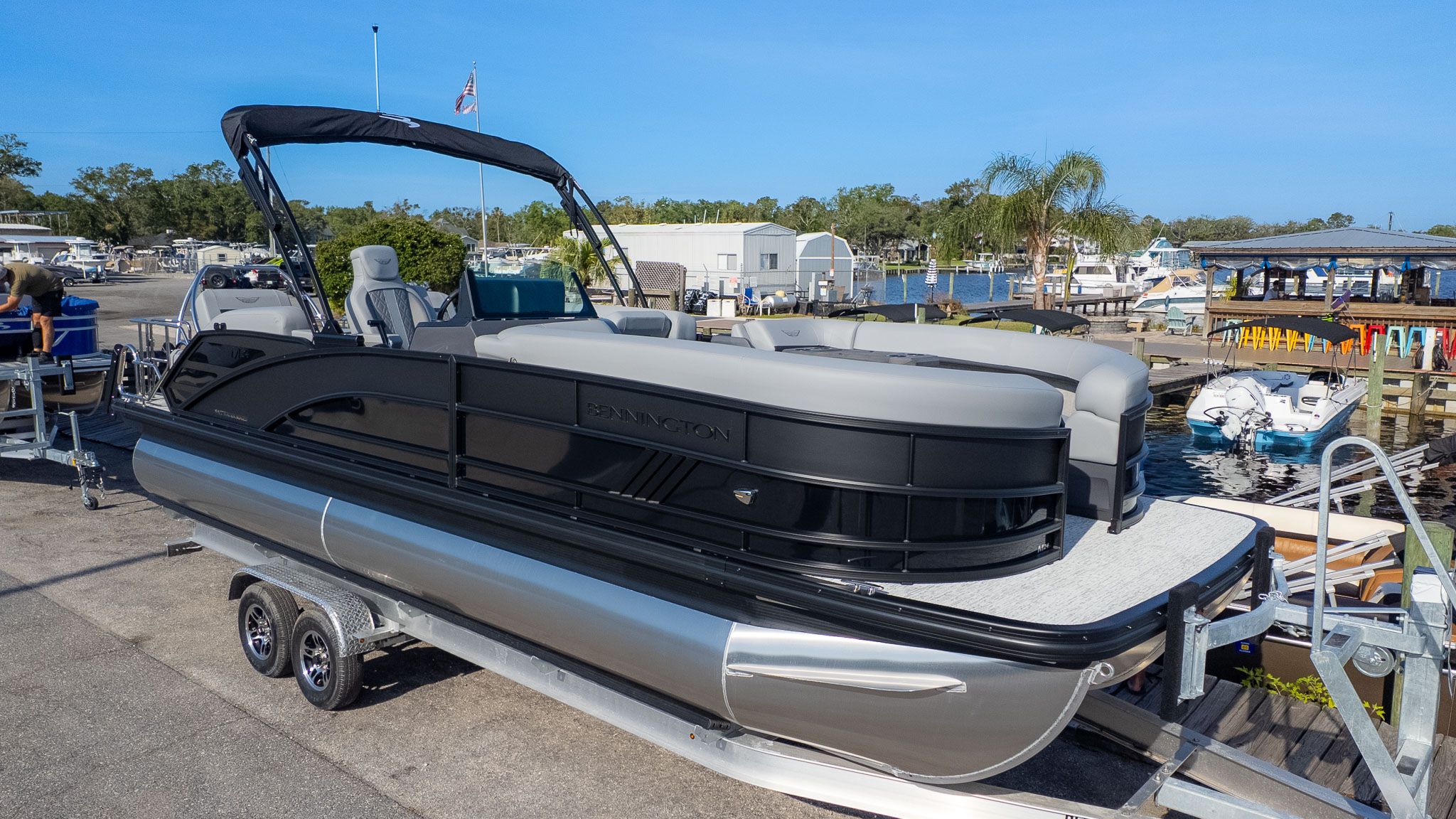 2026 Bennington 24 M Stern Lounge - 4