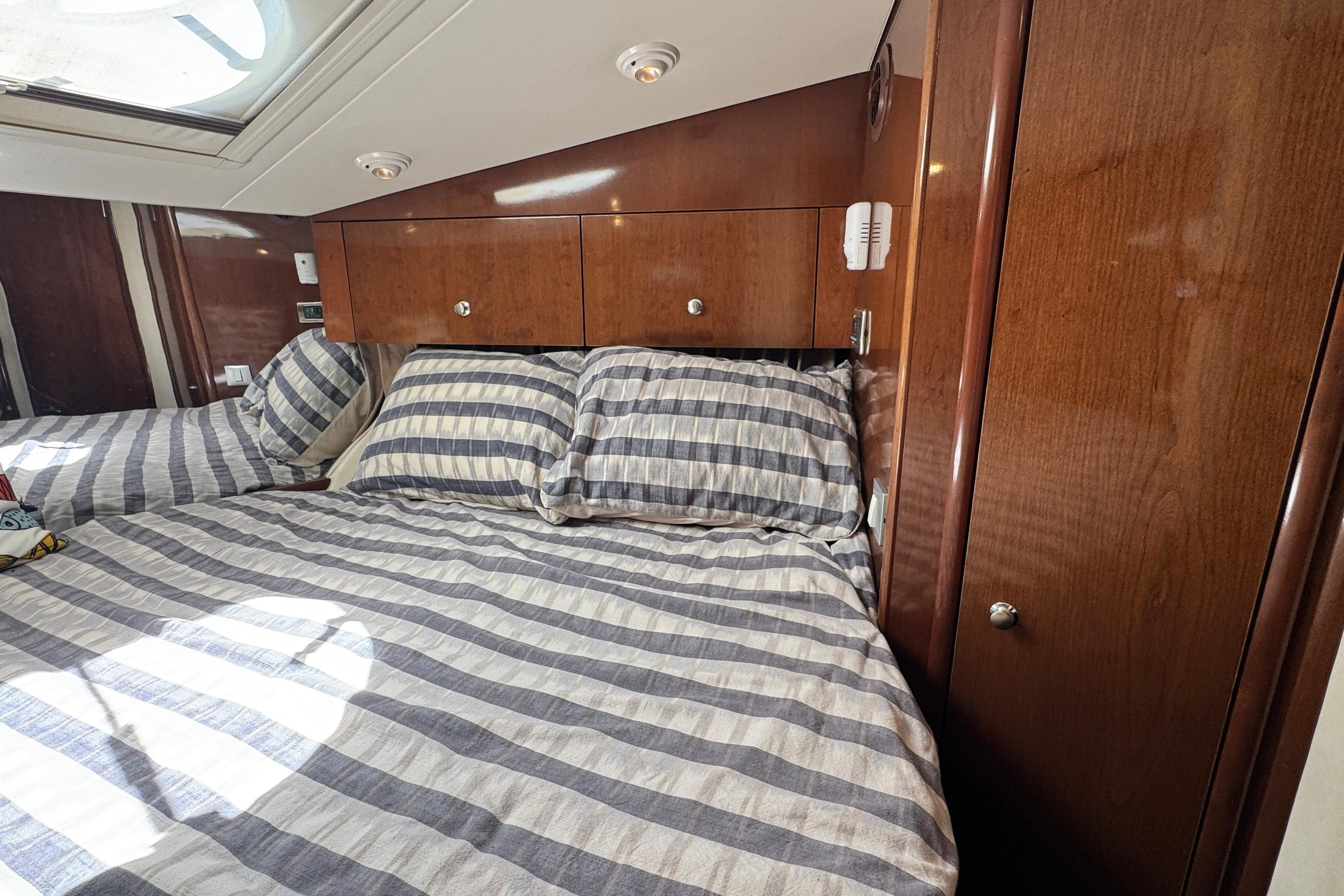 2007 Carver 47 Motor Yacht Forward Guest Stateroom