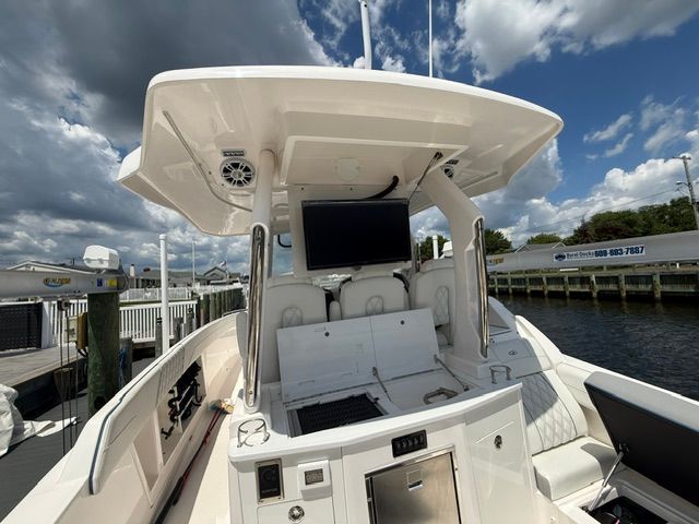 The image shows the cockpit of a Regal 33 SAV boat with a large screen and speakers.