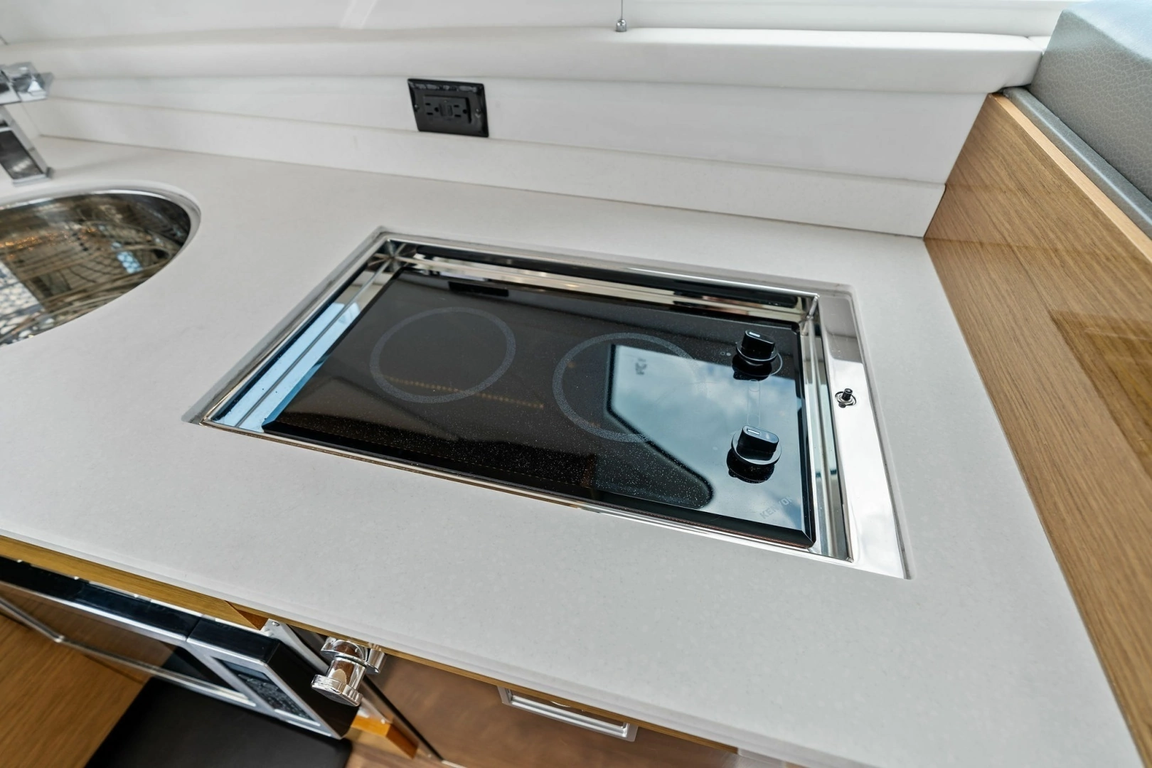 2019 Cruisers Yachts 42 Cantius - Image 16