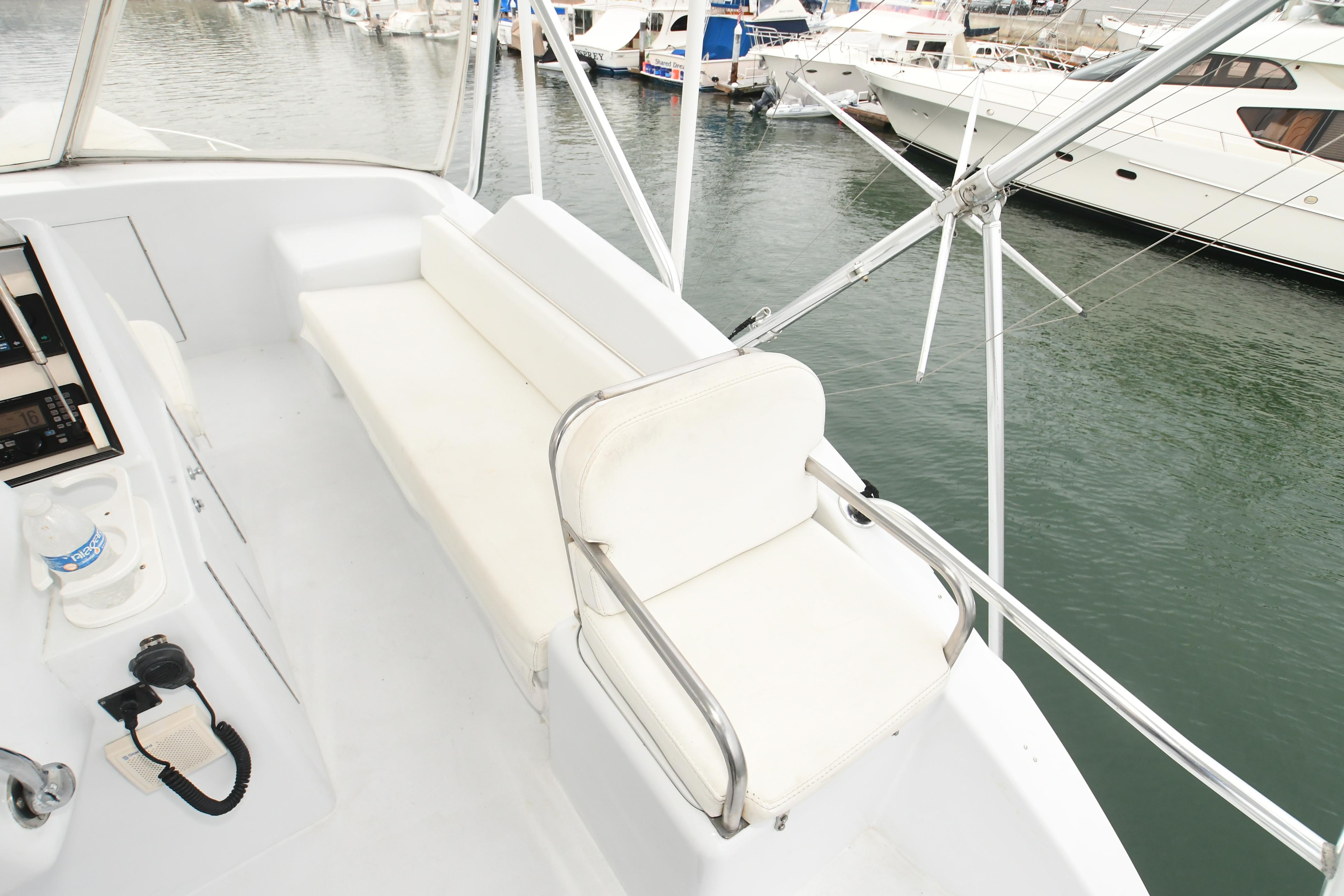 Hatteras 50 Convertible 2001, white bench on yacht deck.
