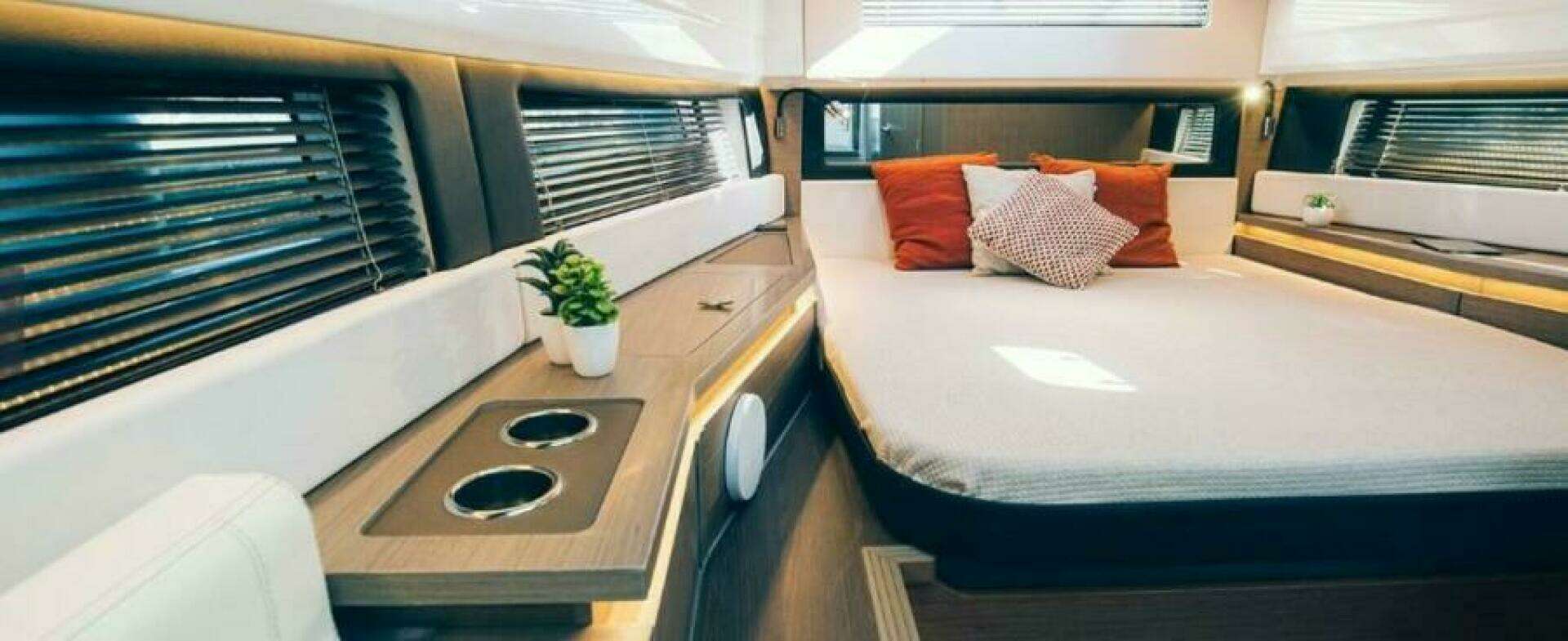 2025 Wellcraft 38 Explorer - Image 9