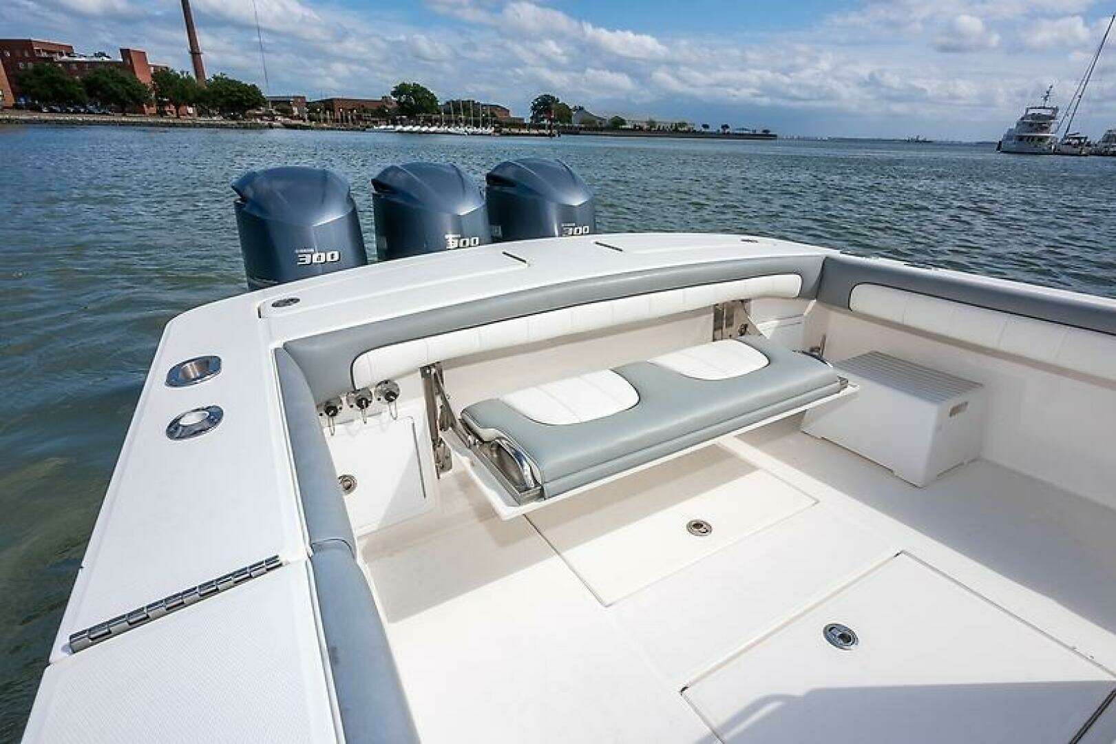 2018 Regulator 34 FS - Image 10