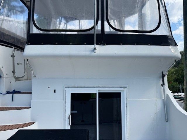 2005 Carver 41 Cockpit Motor Yacht - 9
