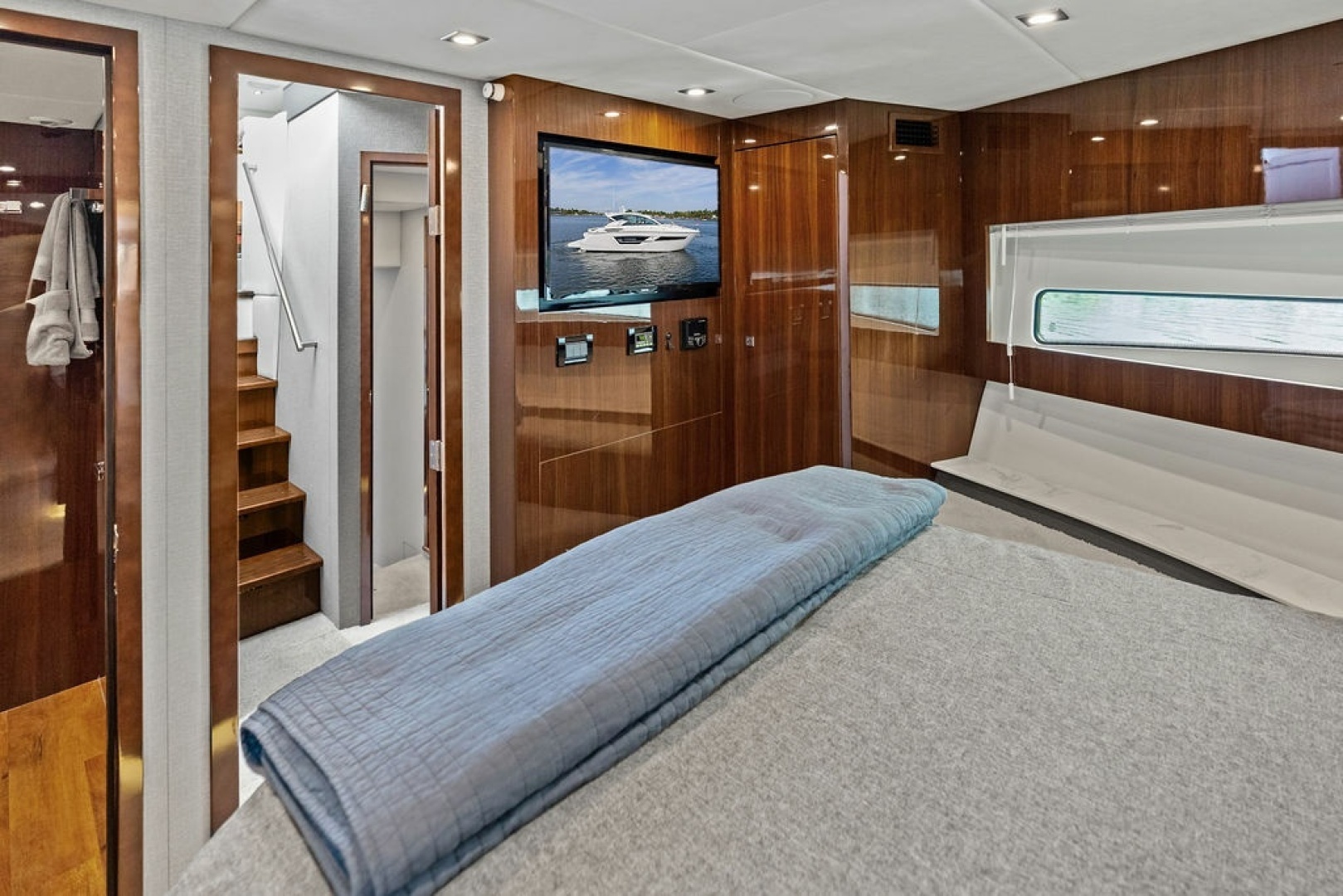 2022 Cruisers Yachts 46 CANTIUS - Image 40