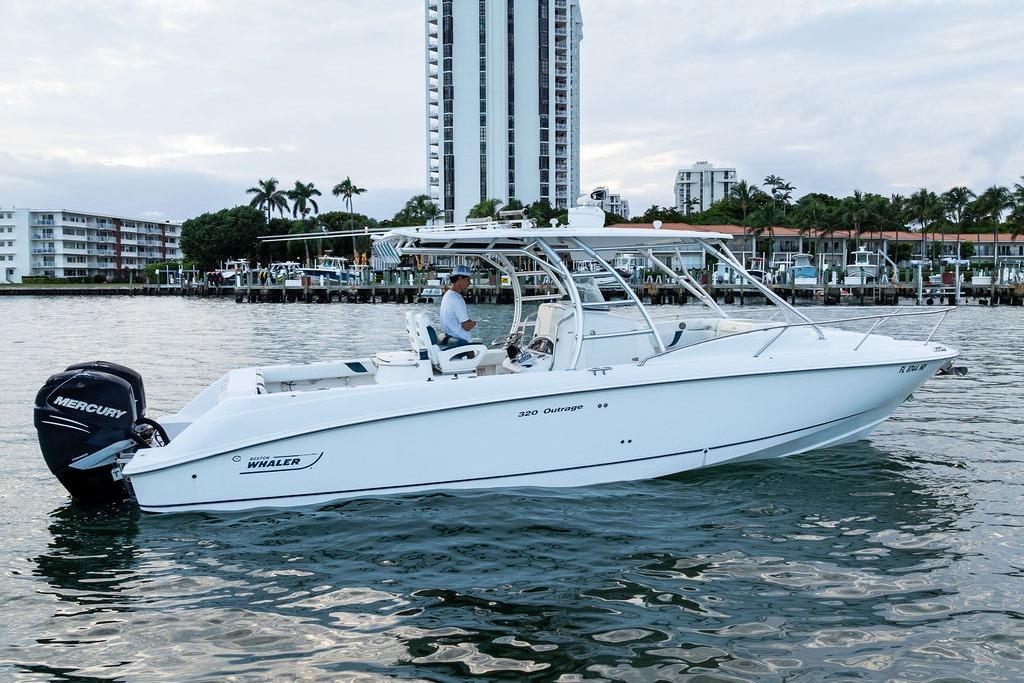2005 Boston Whaler 320 Outrage Cuddy Cabin