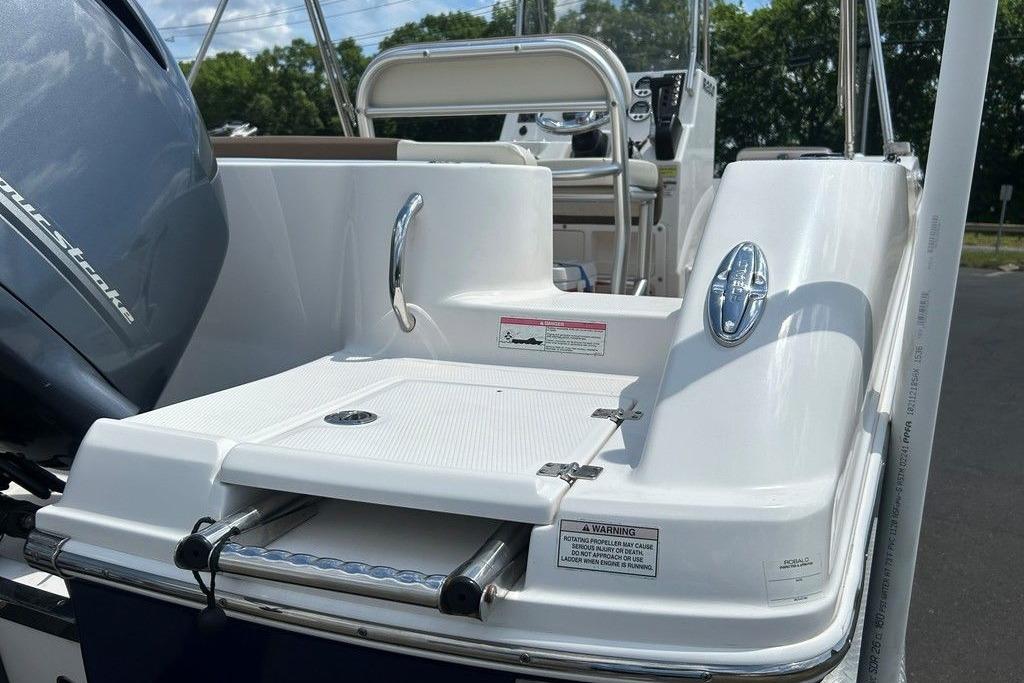2017 Robalo R200ES boat with swim platform and ladder, featuring a four-stroke engine.