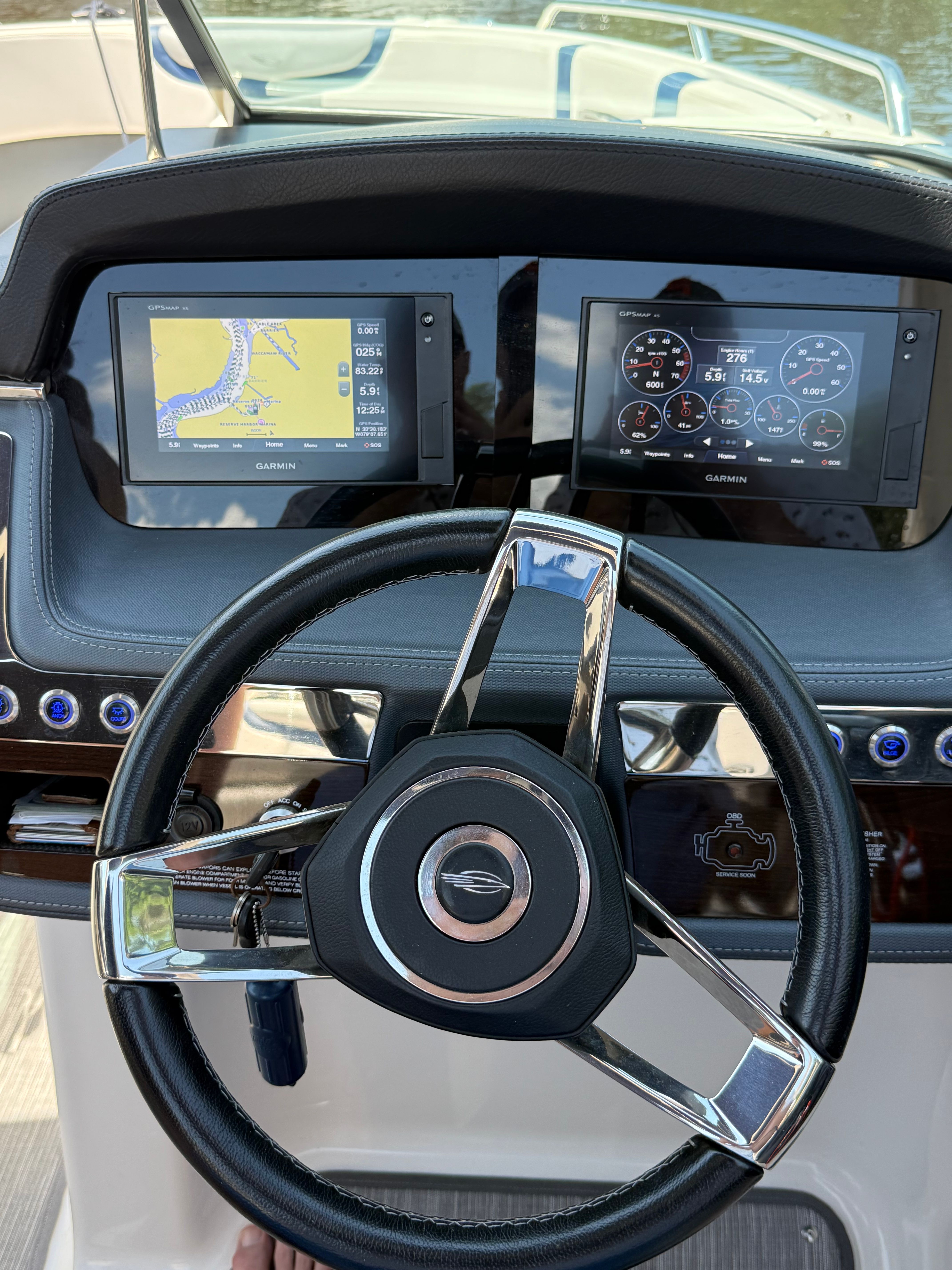 2020 Chaparral 256 SSX steering console with Garmin displays.