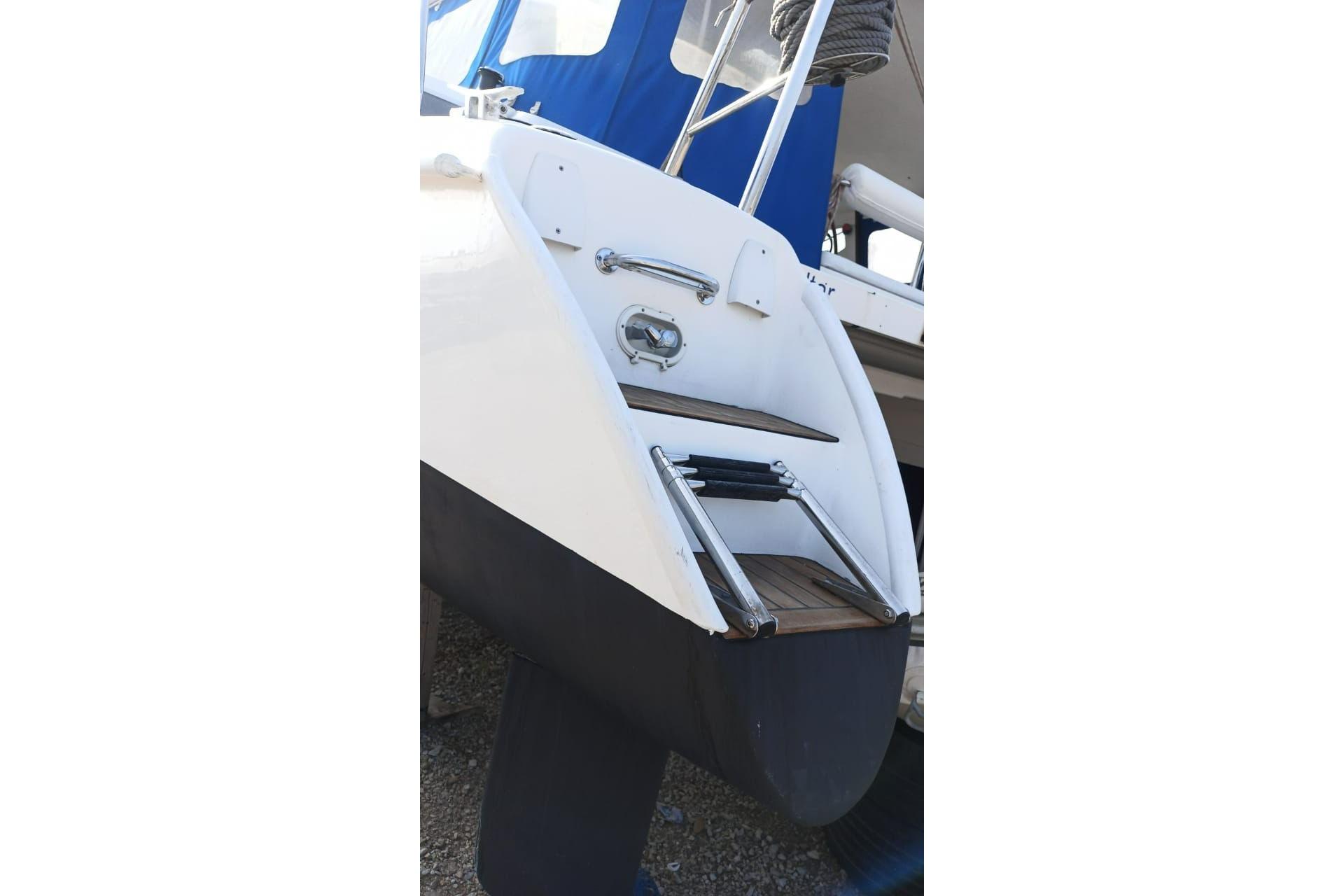Aventura 36 Space 2007 yacht stern with swim ladder and blue canopy.