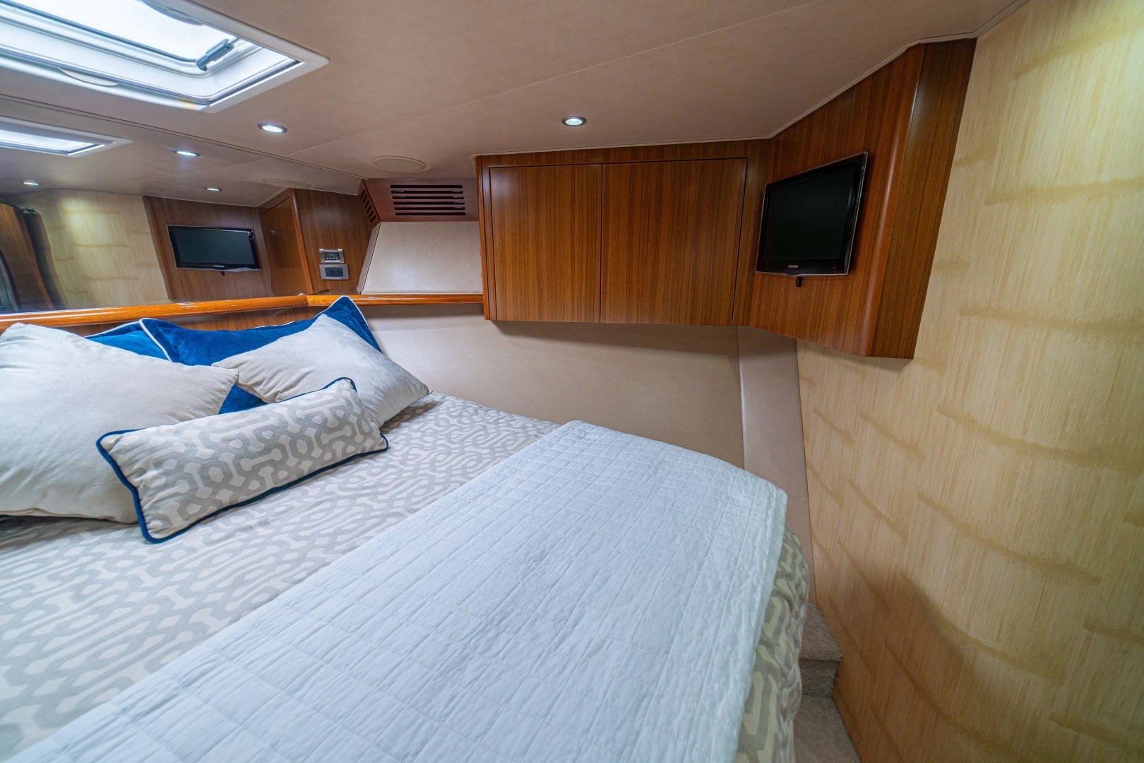 2012 Viking 60 Convertible - Image 41