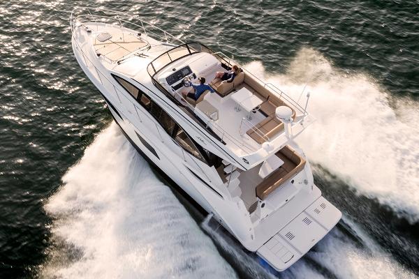 Manufacturer Provided Image: 2016 Sea Ray 400 Fly yacht cruising on open water.