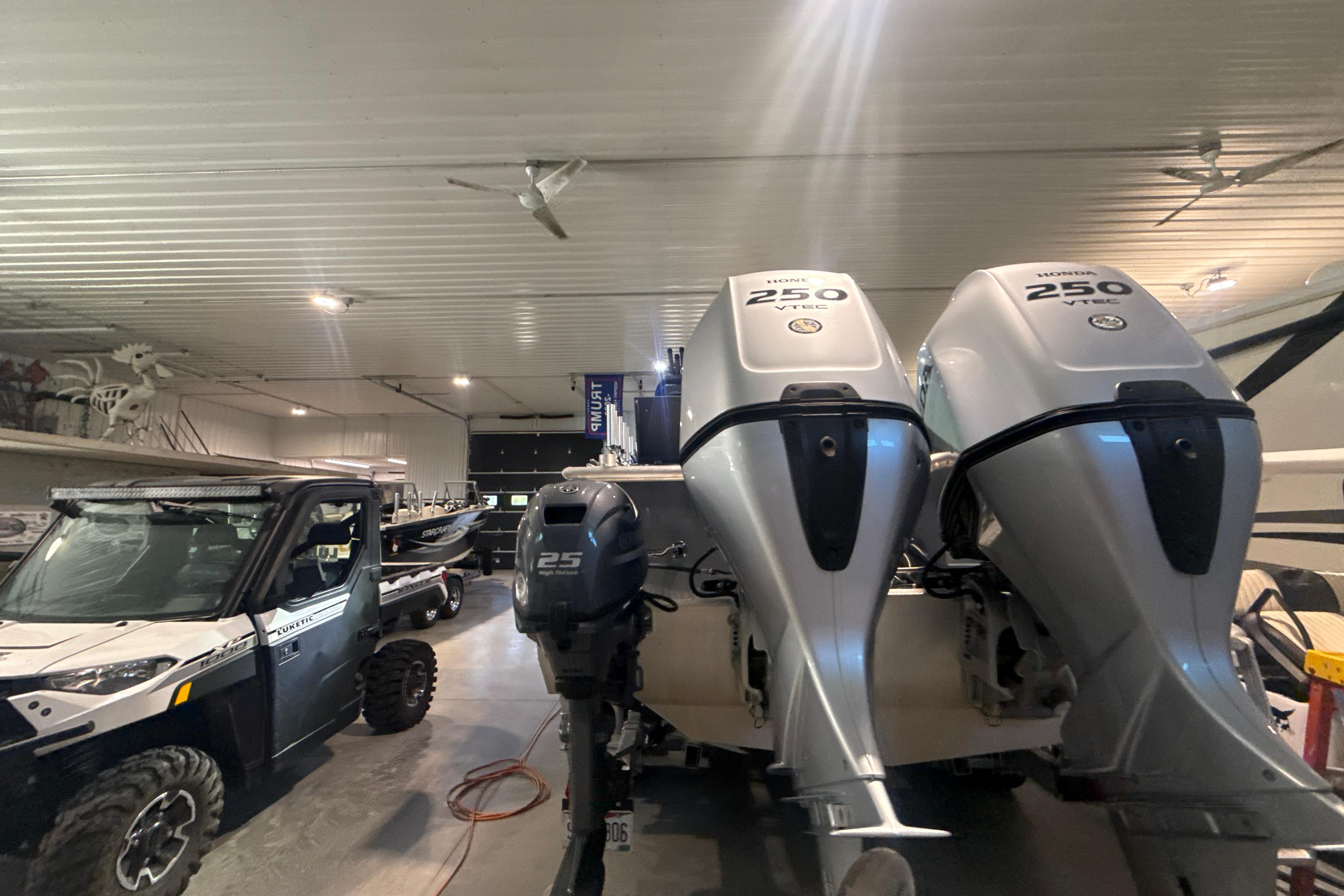 2022 Hewescraft 270 Alaskan Hardtop with Honda 250 VTEC engines in a showroom.