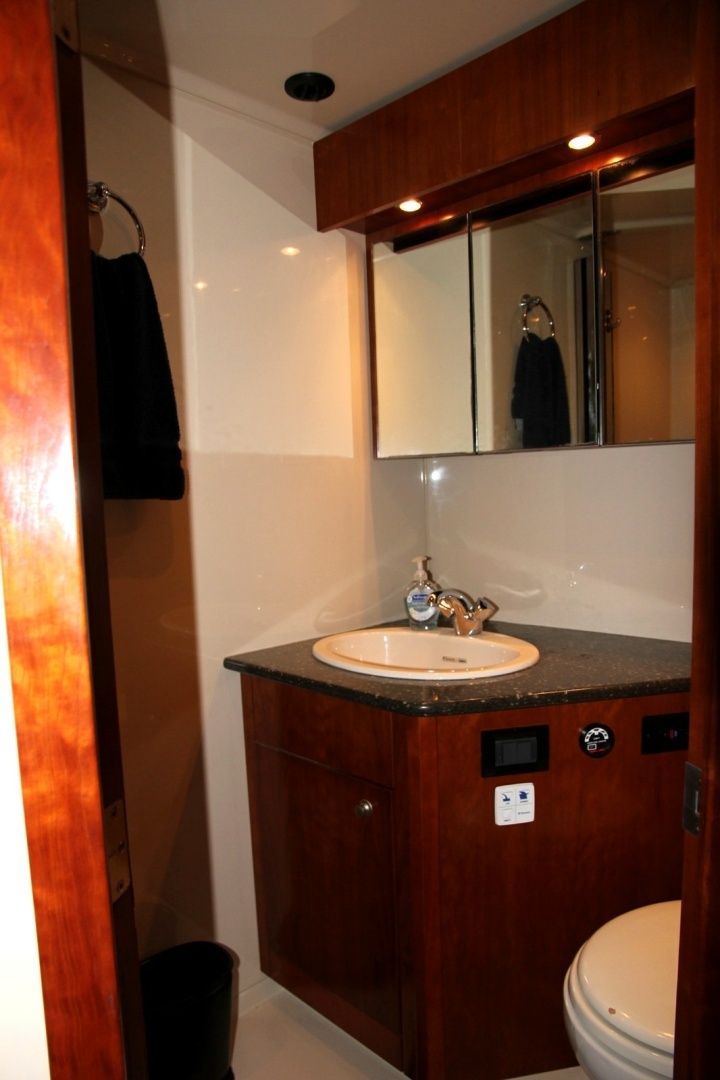 2007 Cruisers Yachts 520 EXPRESS - Image 12
